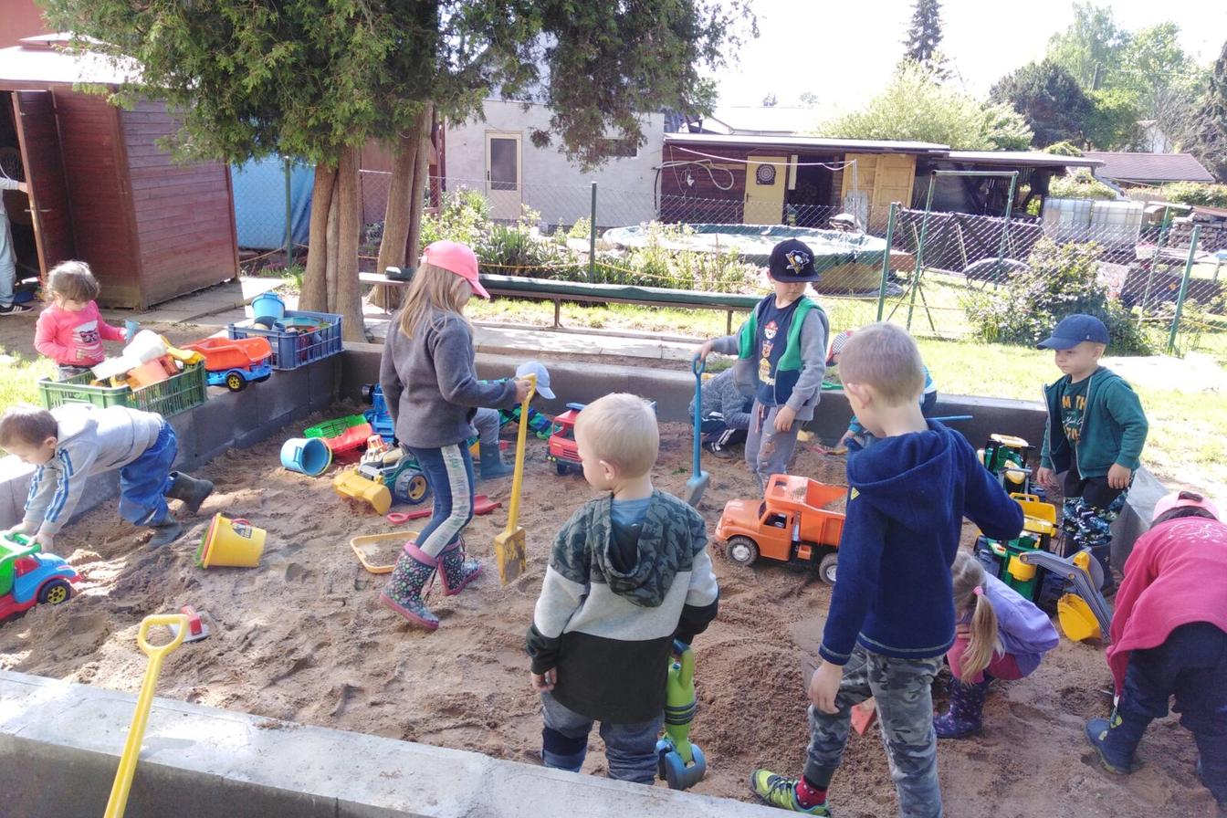 zpátky ve školce: "UŽÍVÁME ZAHRADY:-)"