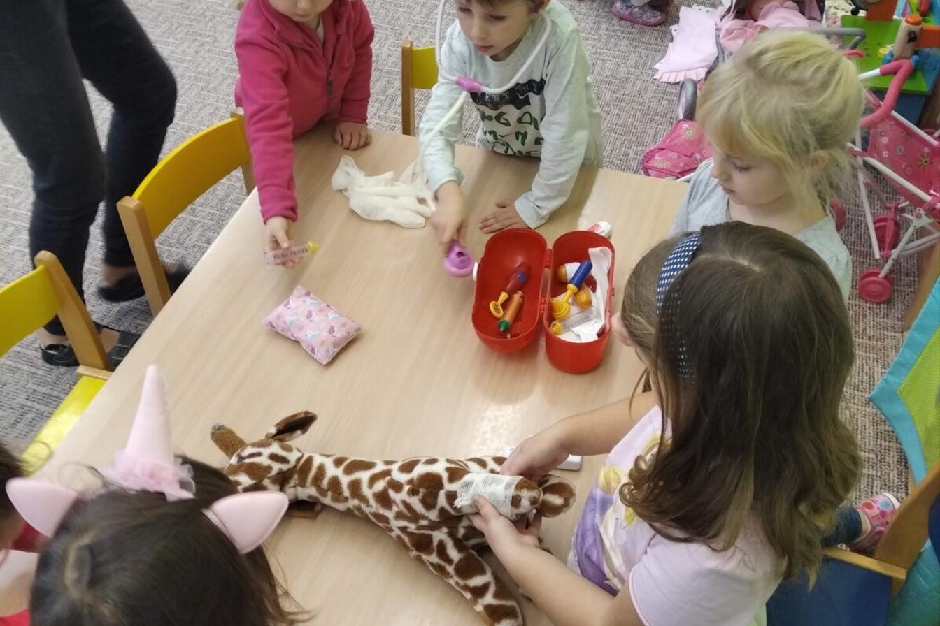 Broučci: "zdraví x nemoc" aneb "když Alenka stůně"