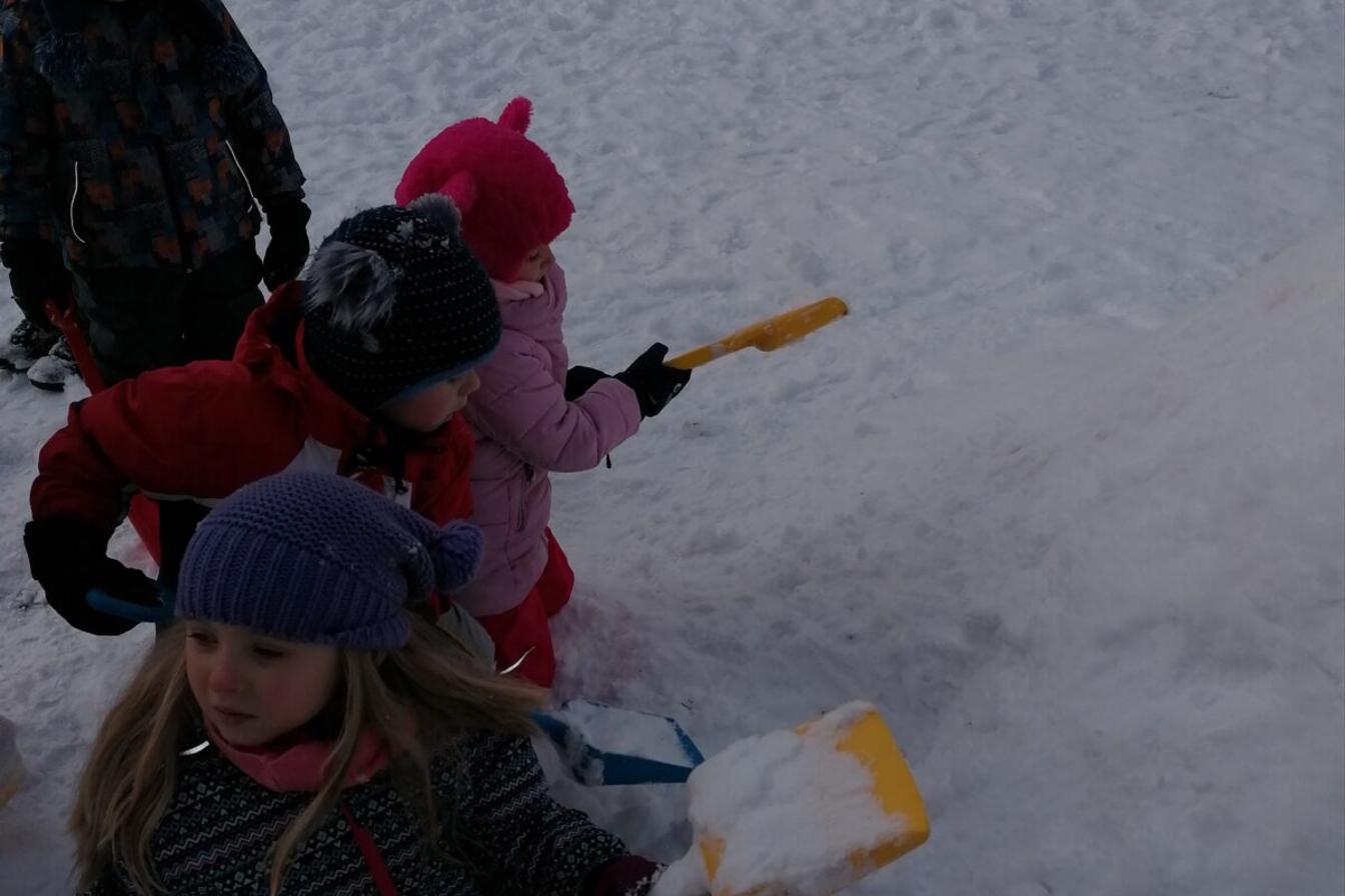 Radovánky na zahradě MŠ: dokončování iglú (tunelu)