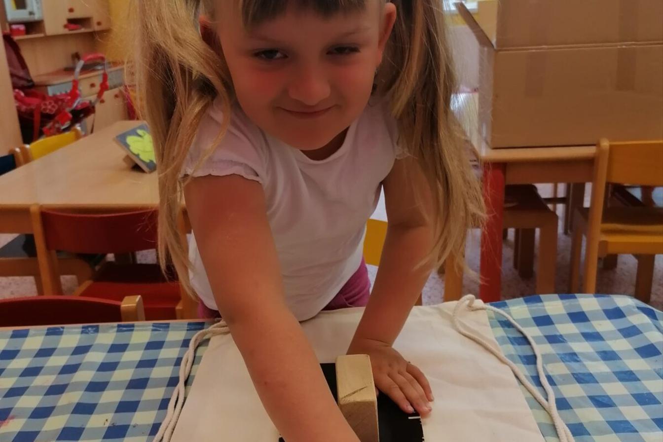 "příprava" batůžků ke dni dětí :-)