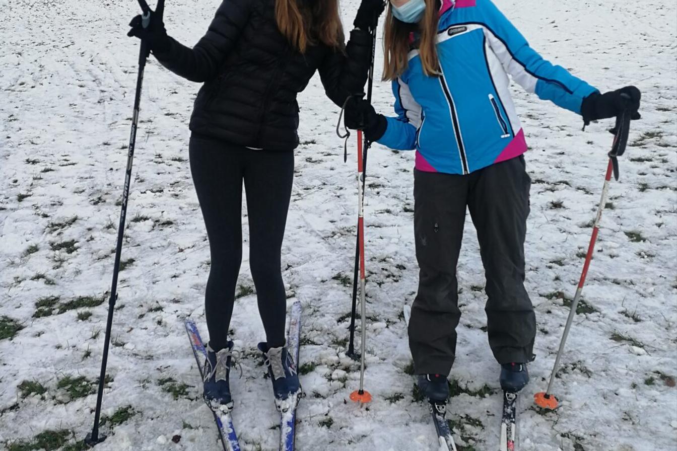 Mladší dívky na běžkách