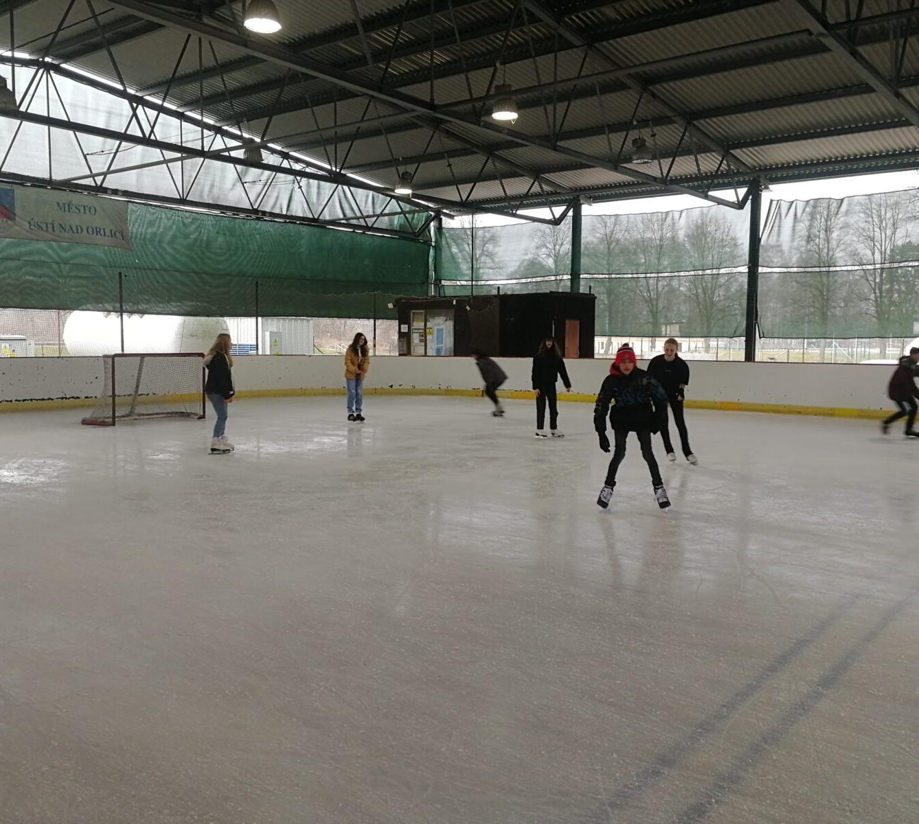 Osmáci a deváťáci na ledě - 31.1. - 1