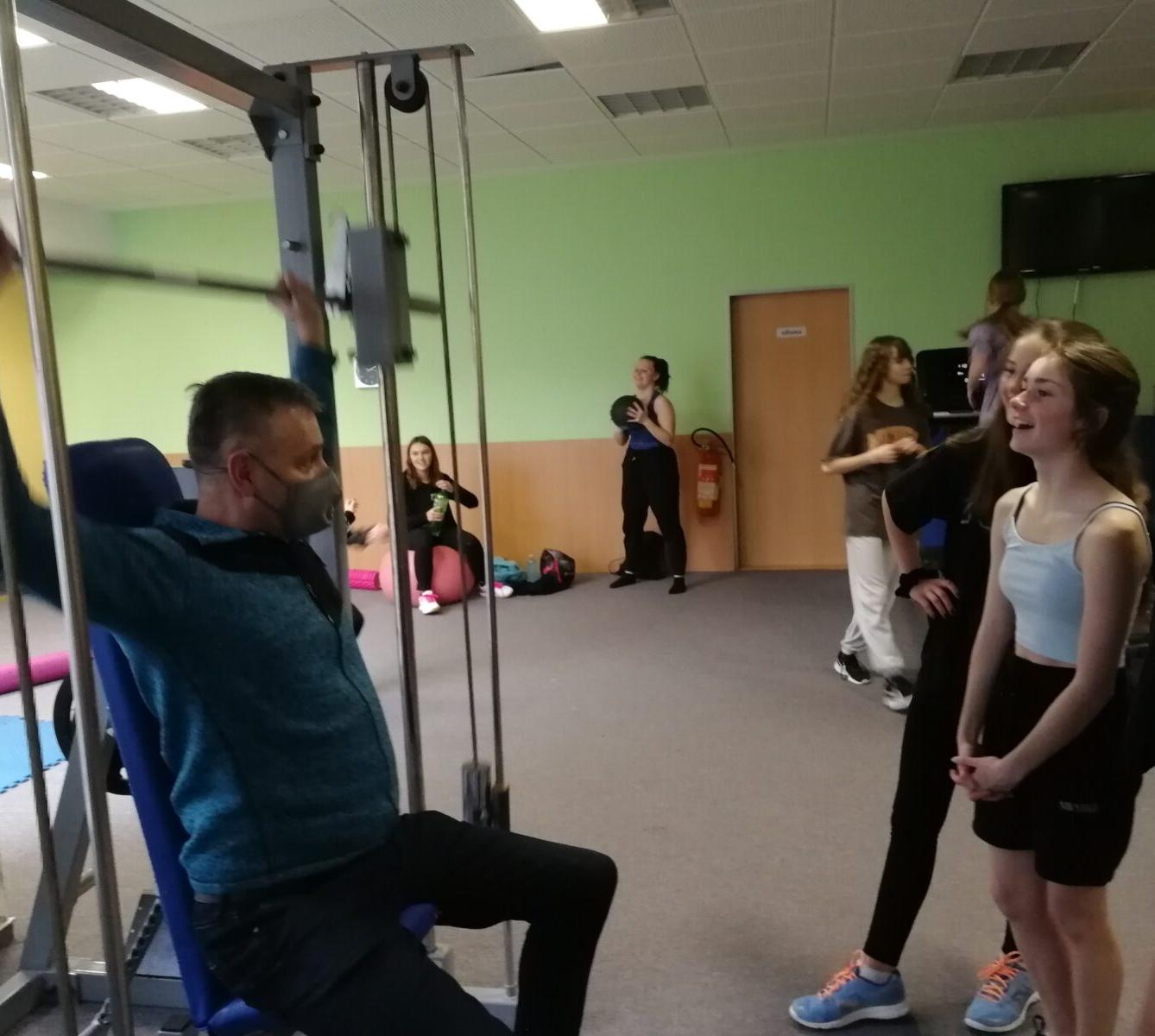 Starší děvčata v posilovně - 3