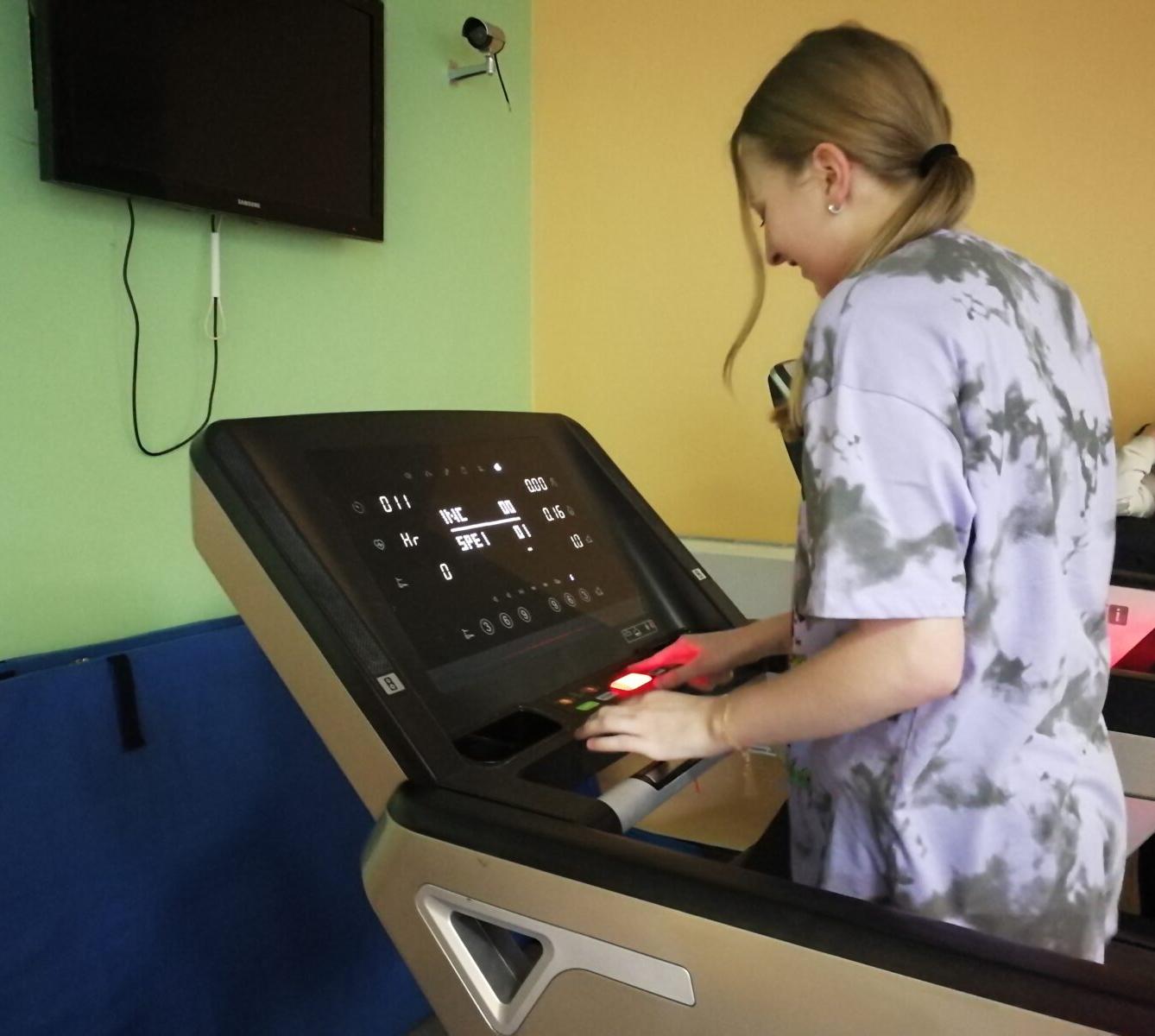 Starší děvčata v posilovně - 4