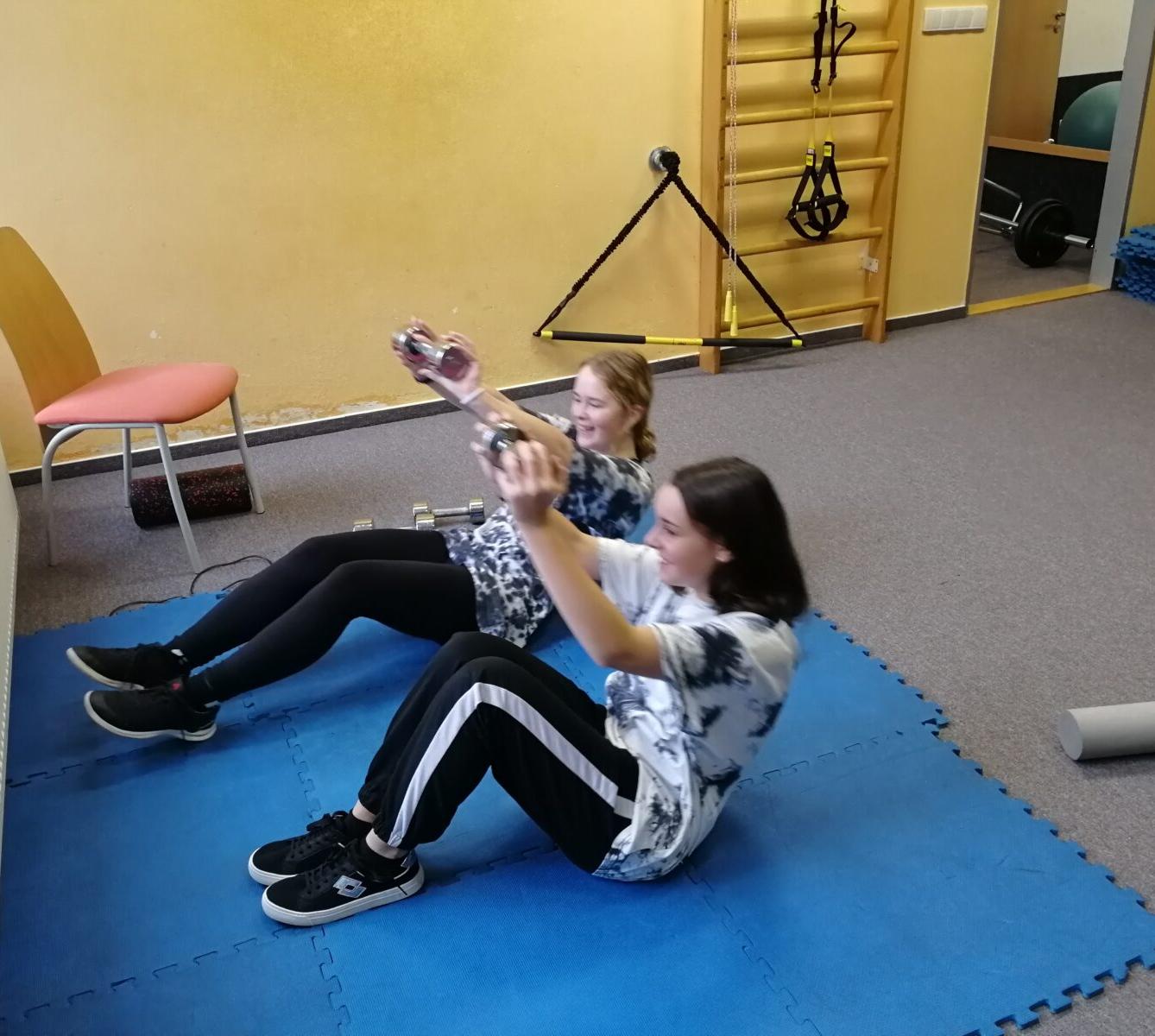 Starší děvčata v posilovně - 6