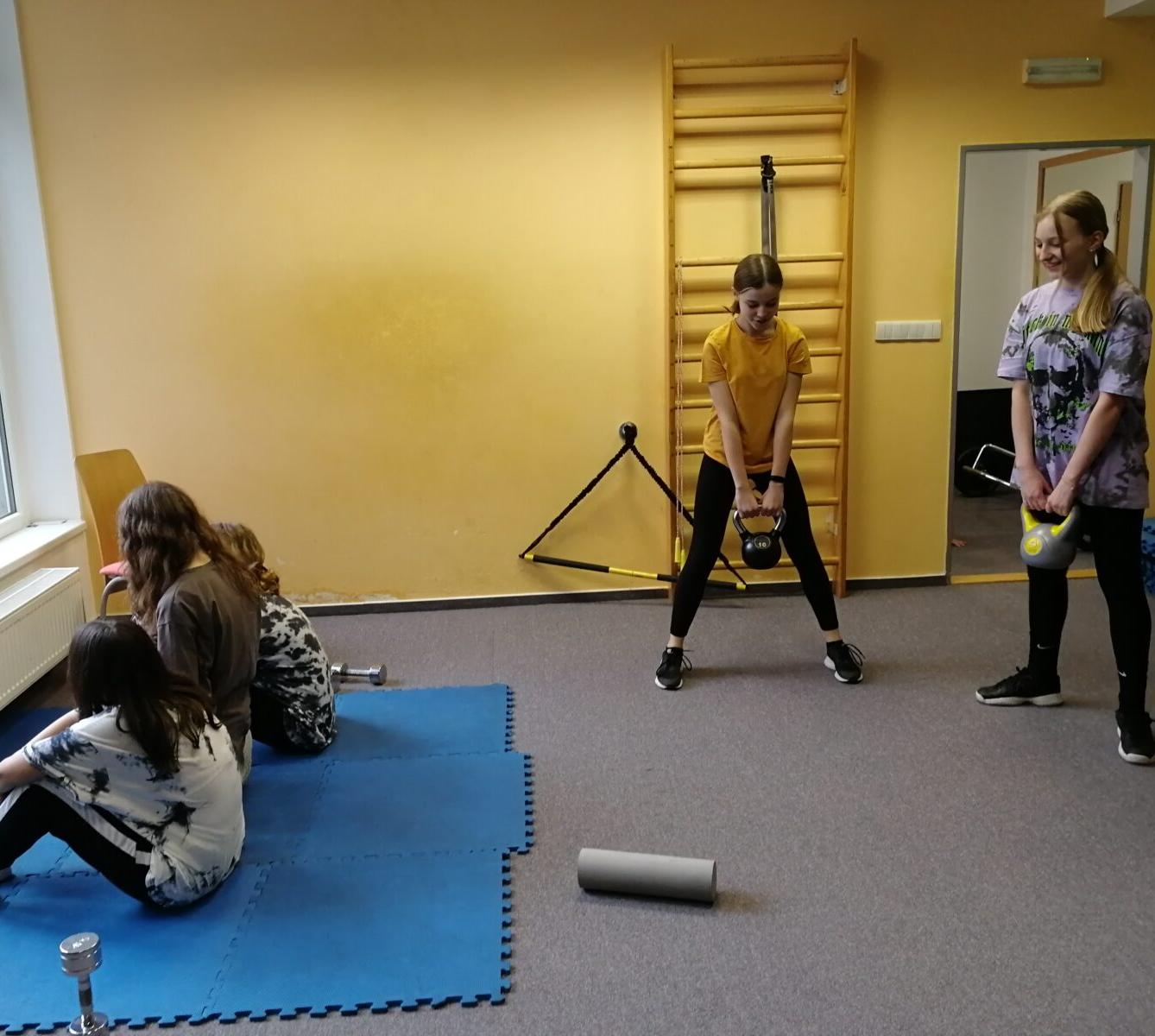 Starší děvčata v posilovně - 8