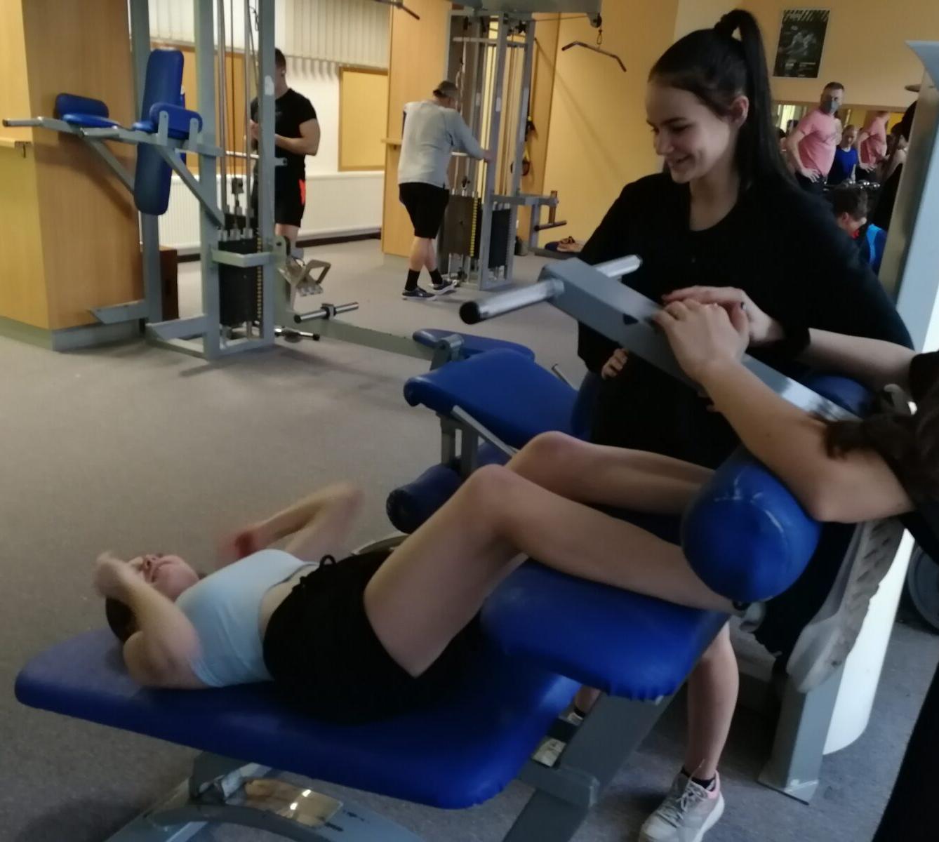 Starší děvčata v posilovně - 9