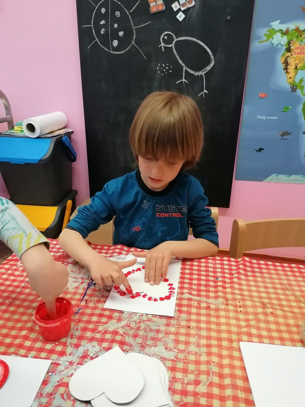 výroba přáníček pro maminky :-) - 17