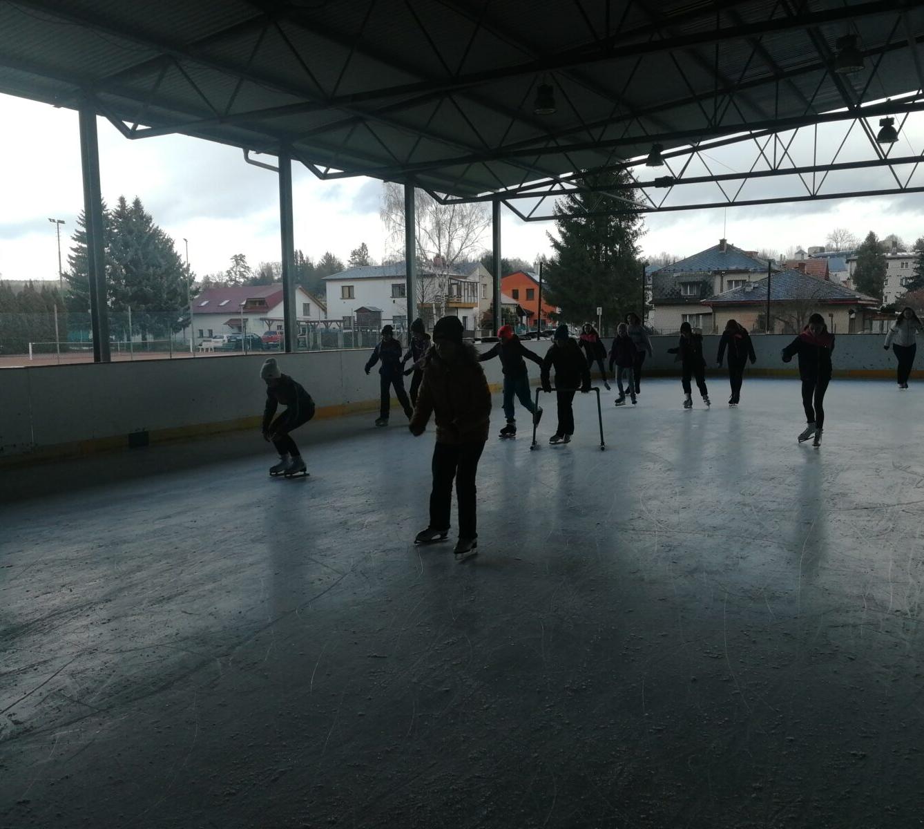 Bruslení dívky z 6. a 7. tříd - 1