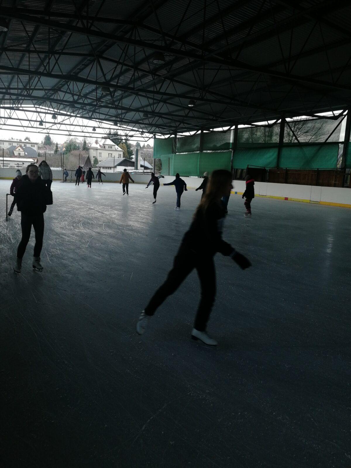 Bruslení dívky z 6. a 7. tříd - 3