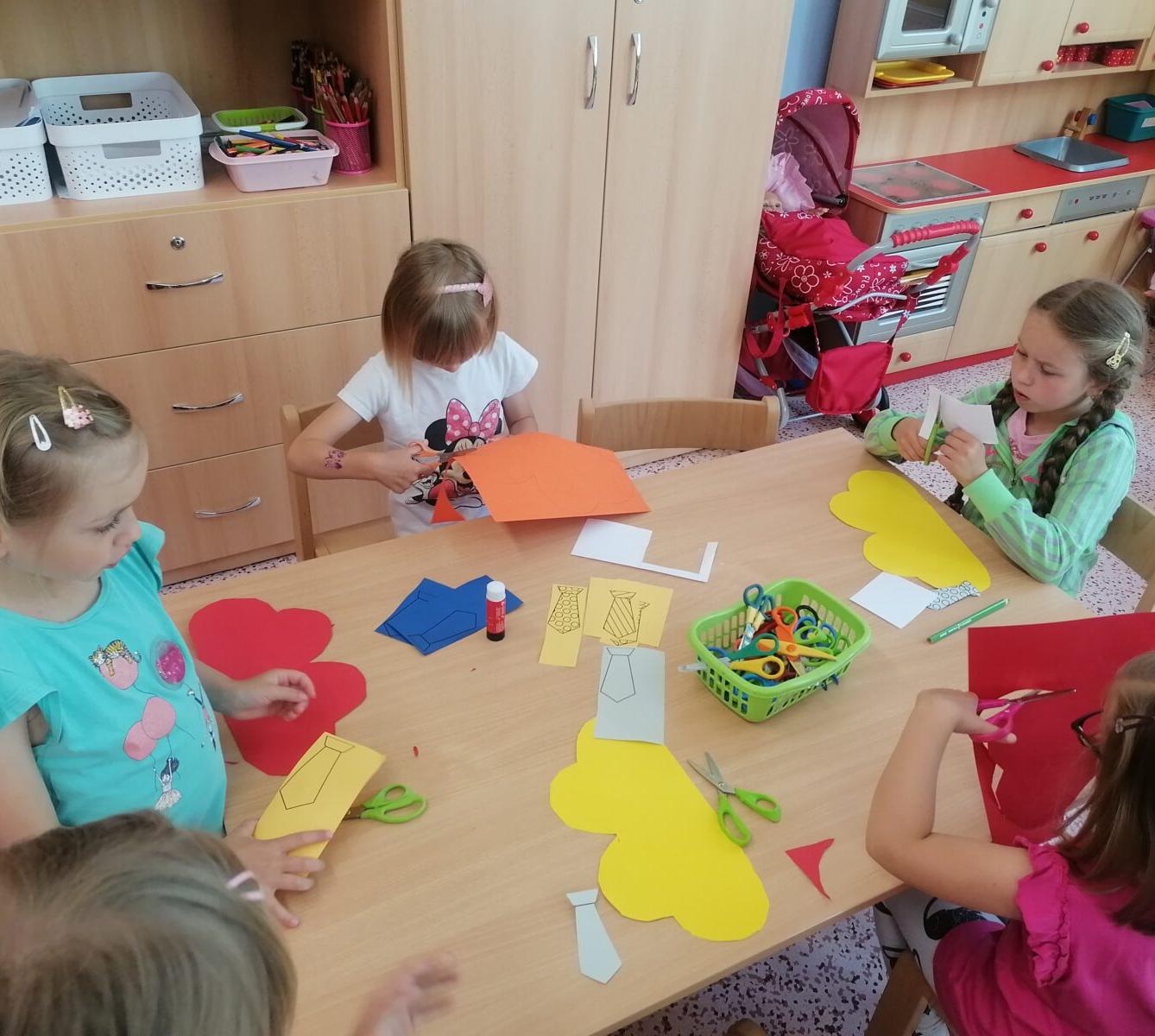 Vyrábíme dárečky pro tatínky :-) - 21