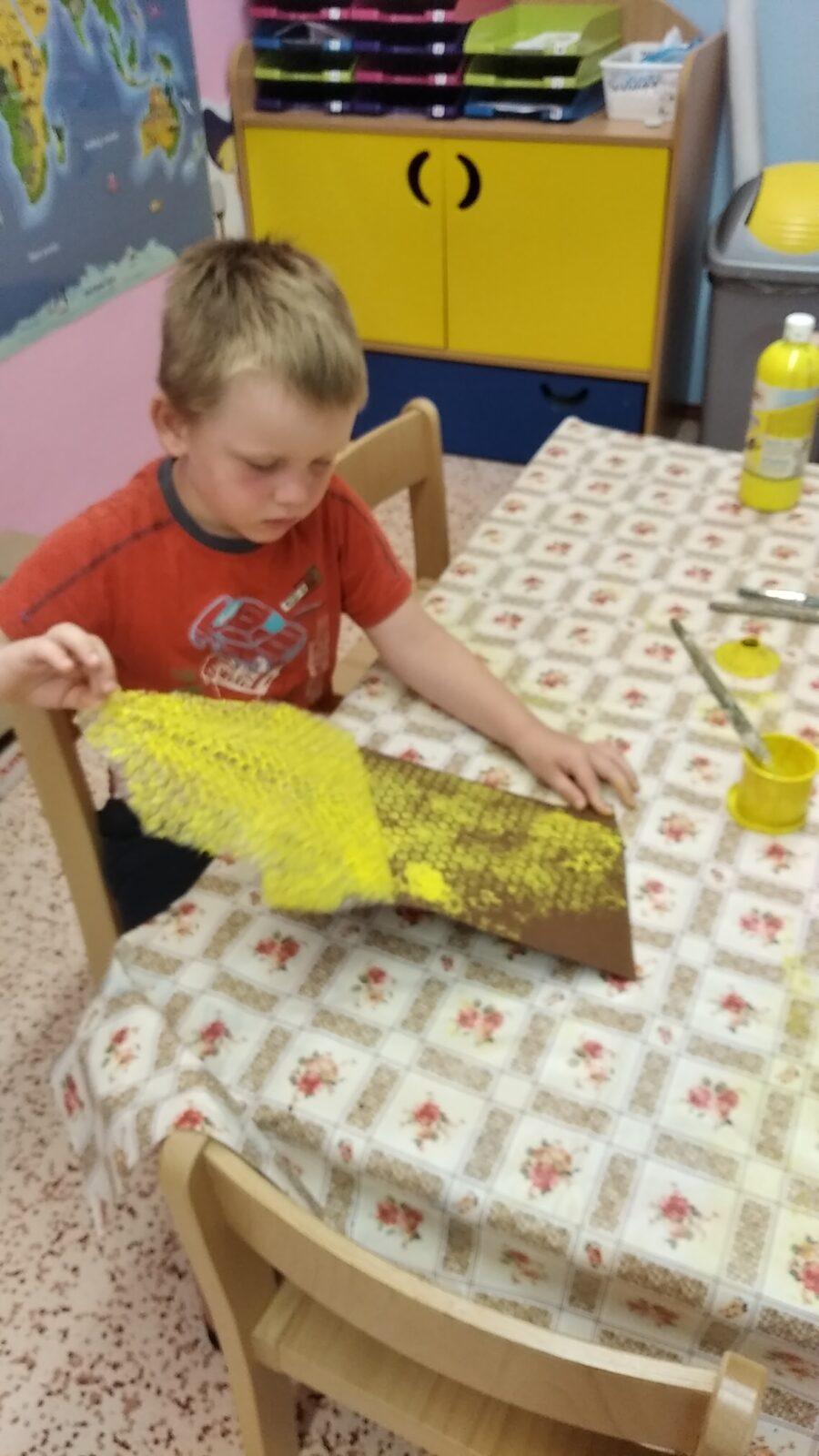 TÝDENNÍ PROJEKT 2 : ,,OD KYTIČKY K MEDU“ - 21