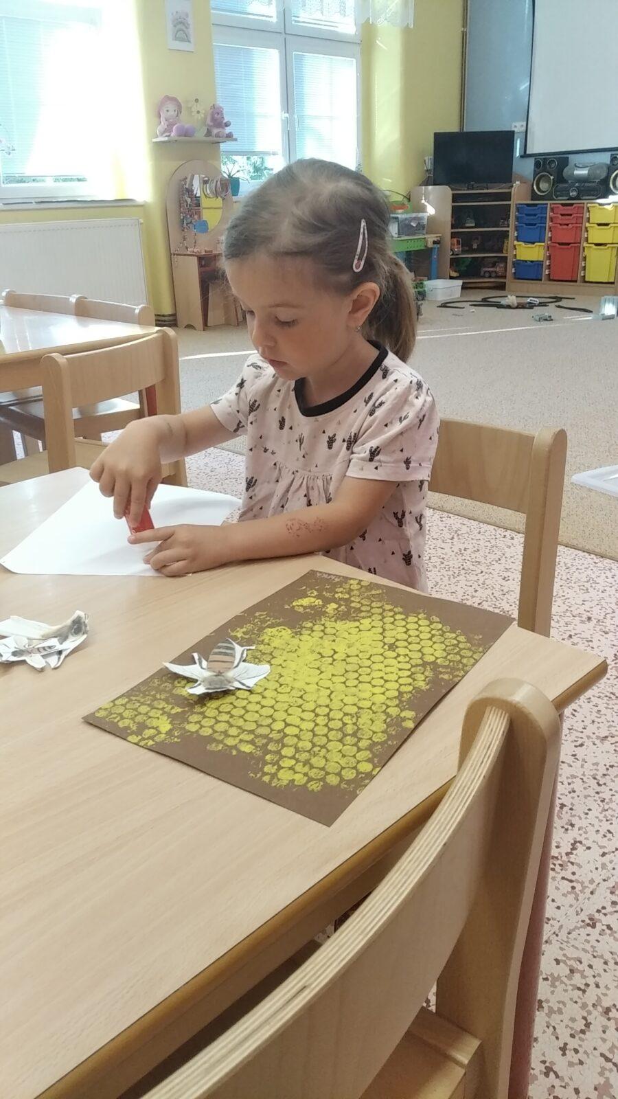 TÝDENNÍ PROJEKT 2 : ,,OD KYTIČKY K MEDU“ - 23