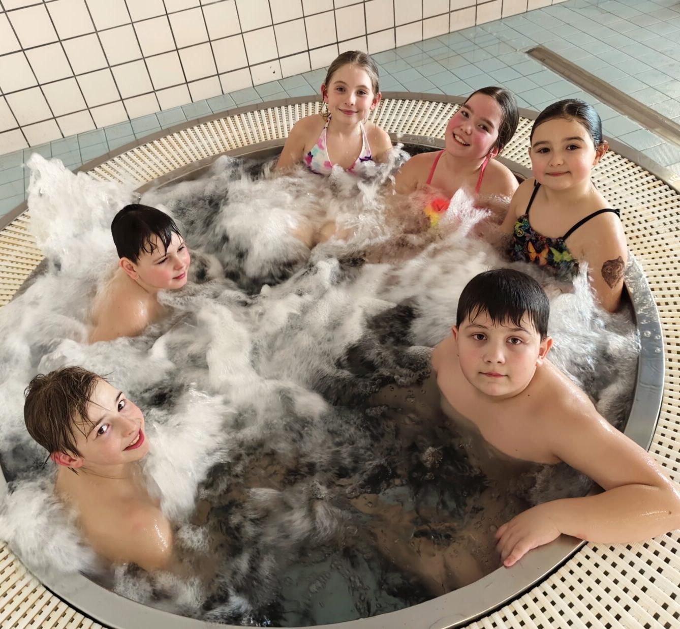 18. 3. Plavecký výcvik - 2. třída, 3. A, 3. B - 3