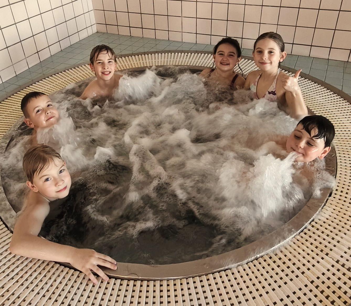 18. 3. Plavecký výcvik - 2. třída, 3. A, 3. B - 13