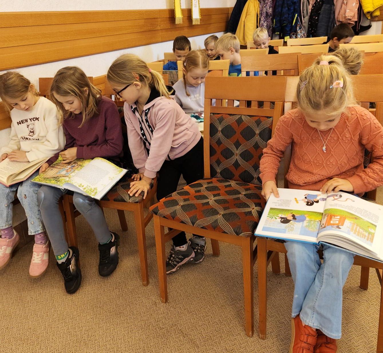 10. 10. - Žáci I. stupně v knihovně - 3