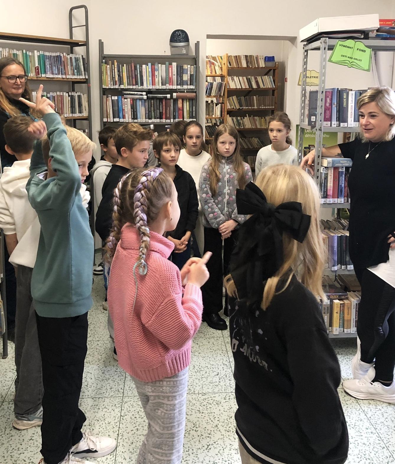 10. 10. - Žáci I. stupně v knihovně - 12