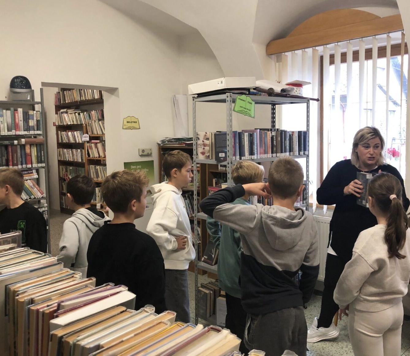 10. 10. - Žáci I. stupně v knihovně - 13