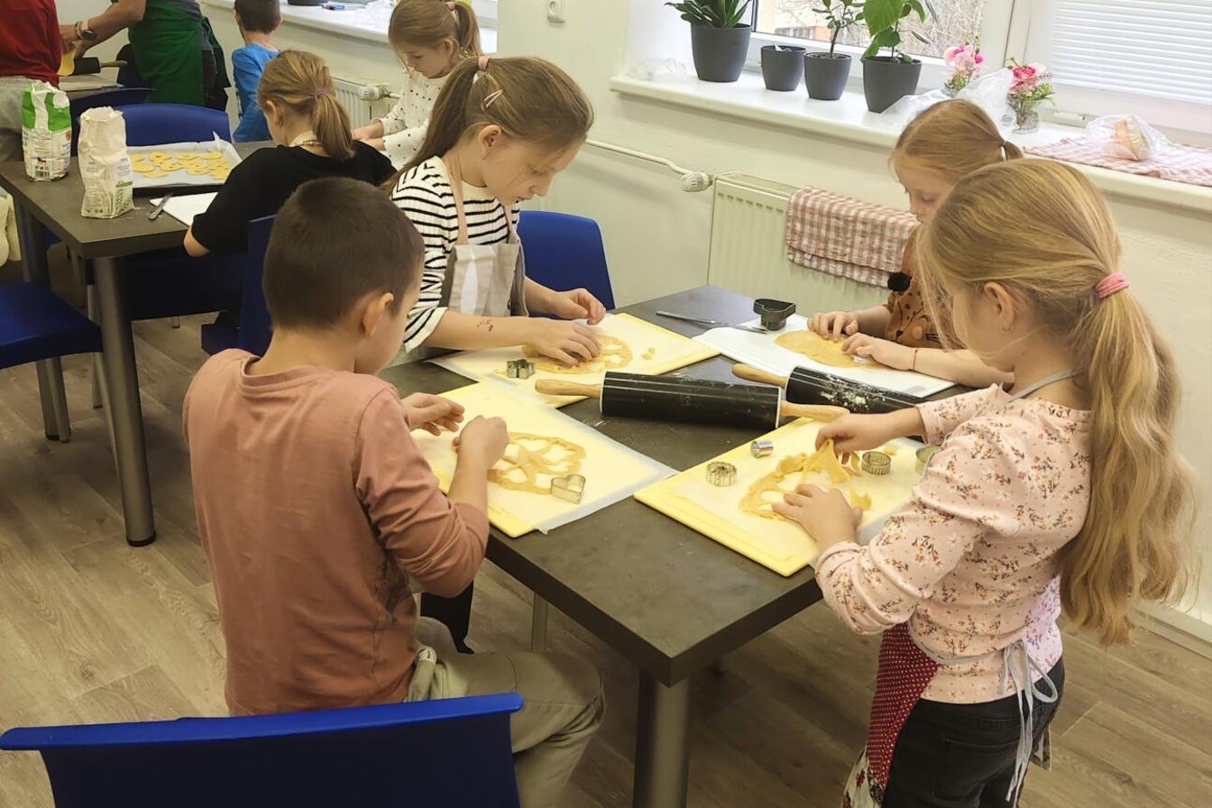 20. 11. Prvňáčci pekli linecké cukroví