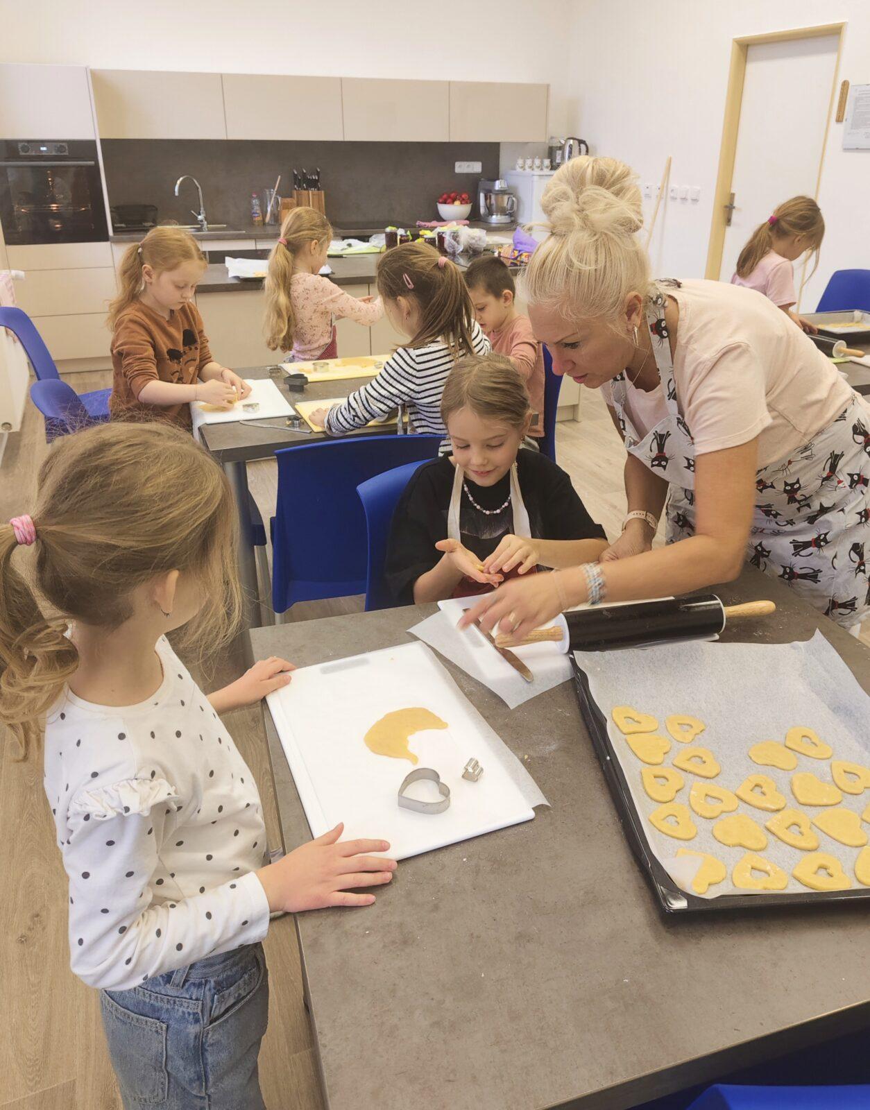 20. 11. Prvňáčci pekli linecké cukroví - 5