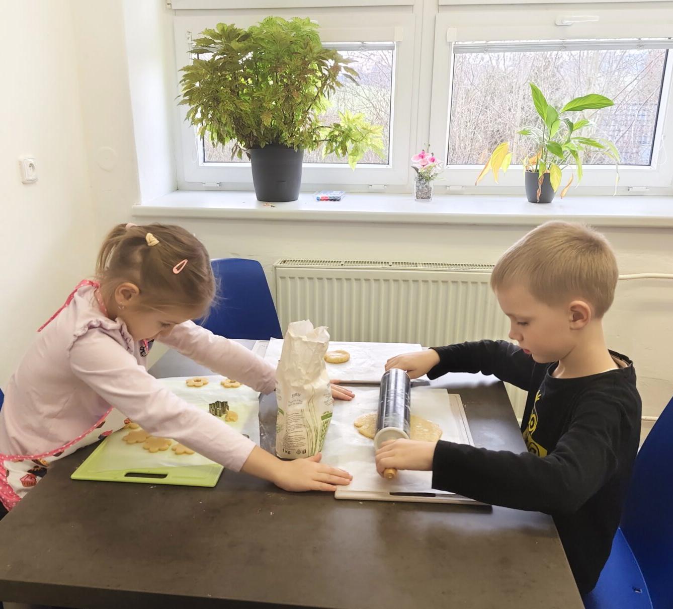 20. 11. Prvňáčci pekli linecké cukroví - 8