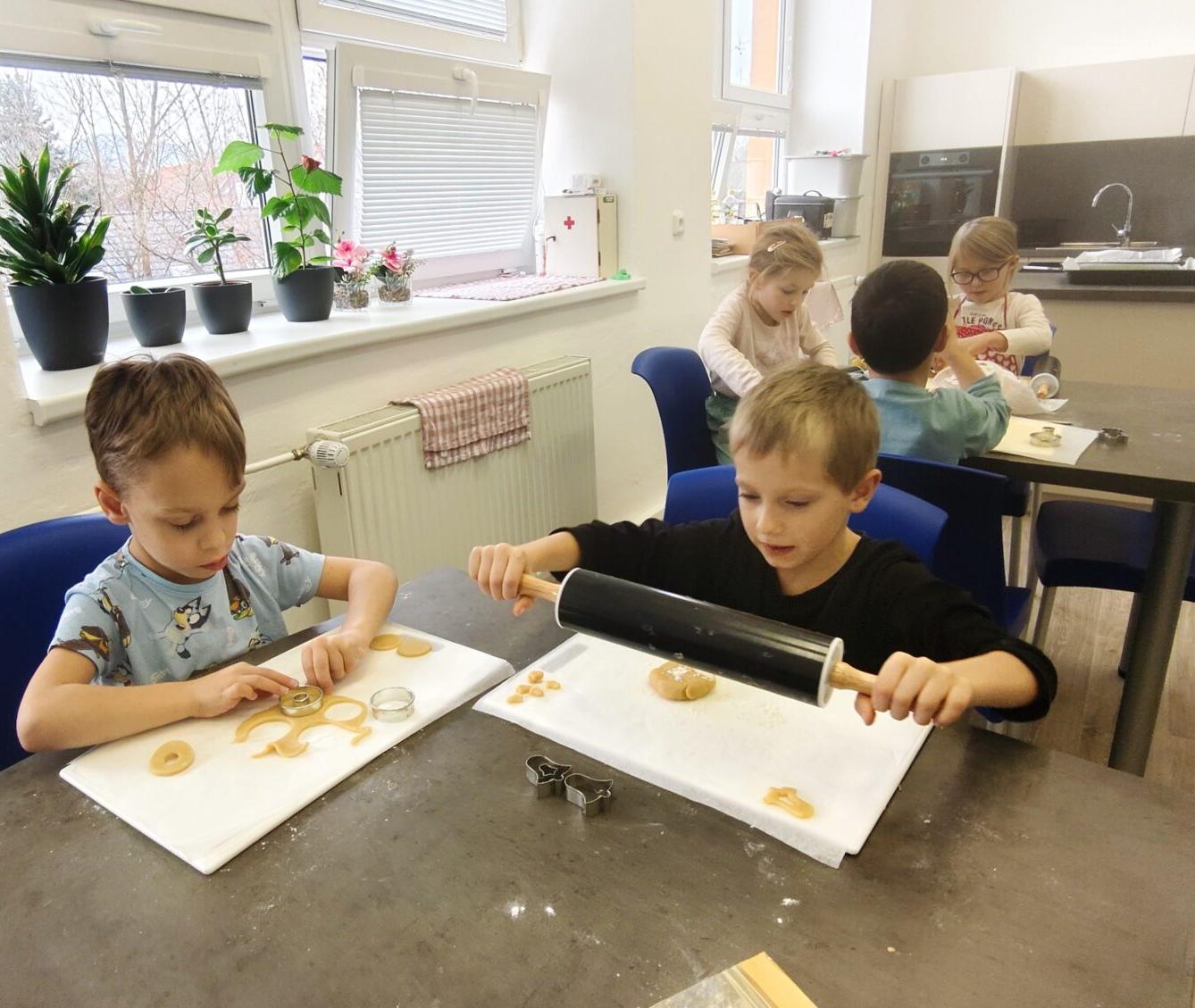 20. 11. Prvňáčci pekli linecké cukroví - 9