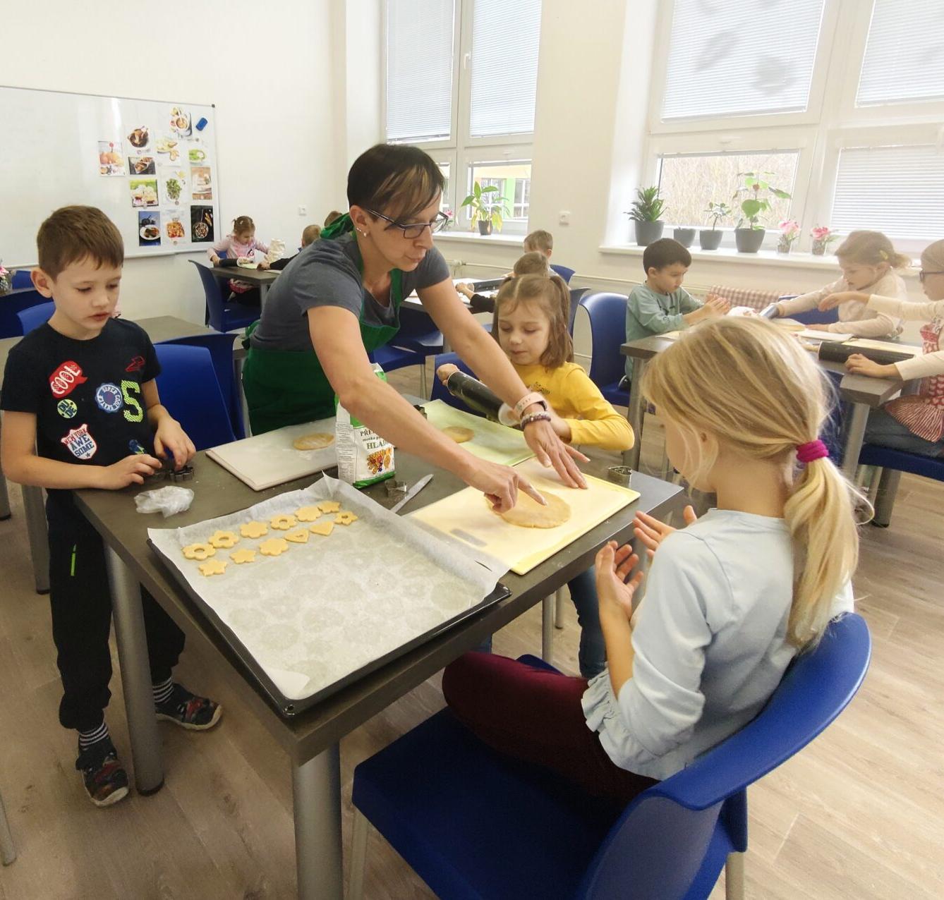 20. 11. Prvňáčci pekli linecké cukroví - 10