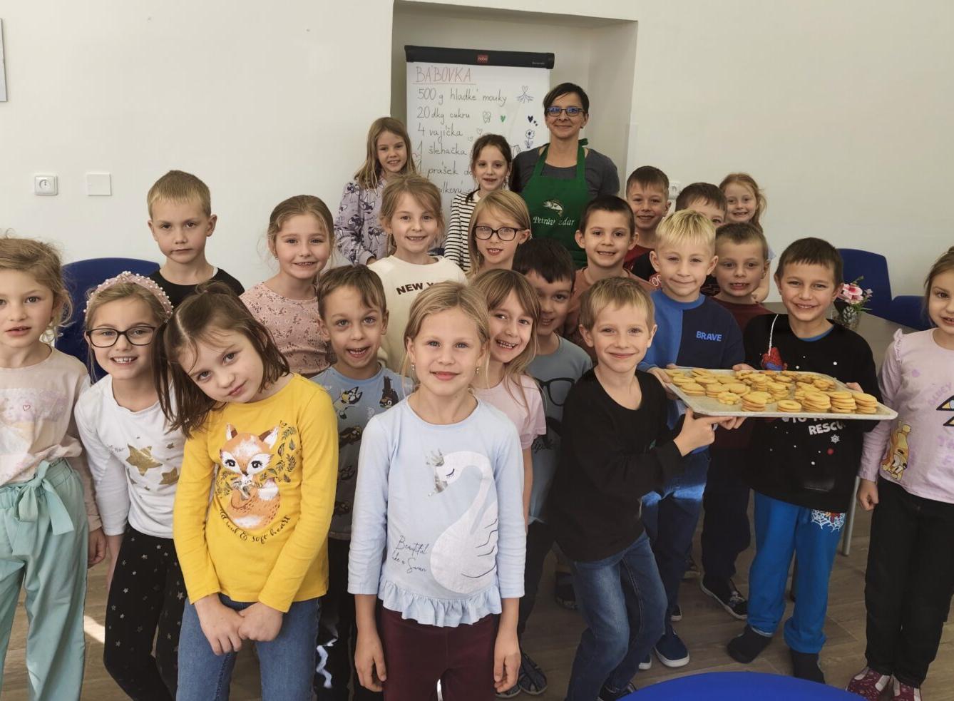 20. 11. Prvňáčci pekli linecké cukroví - 13