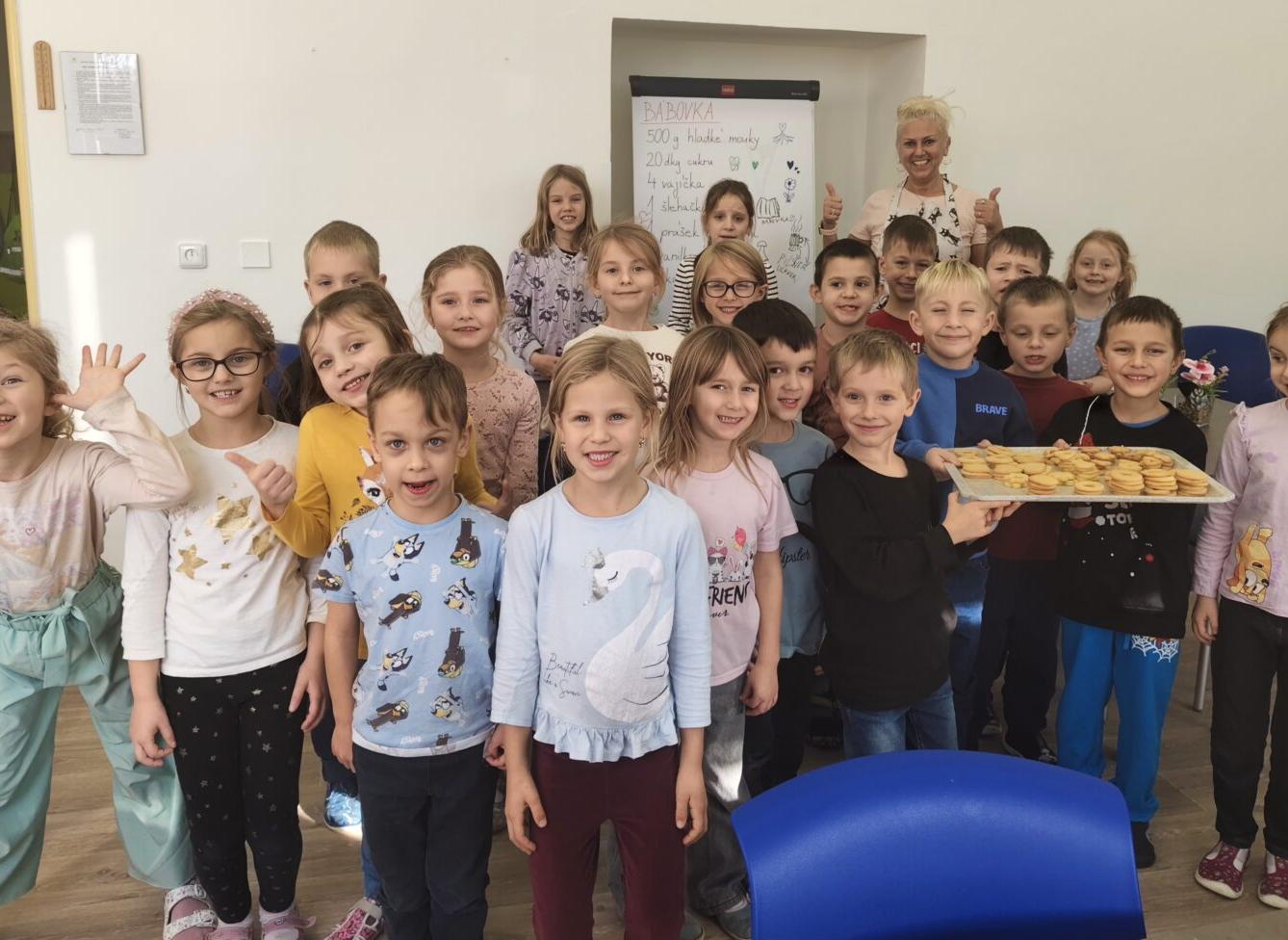 20. 11. Prvňáčci pekli linecké cukroví - 14