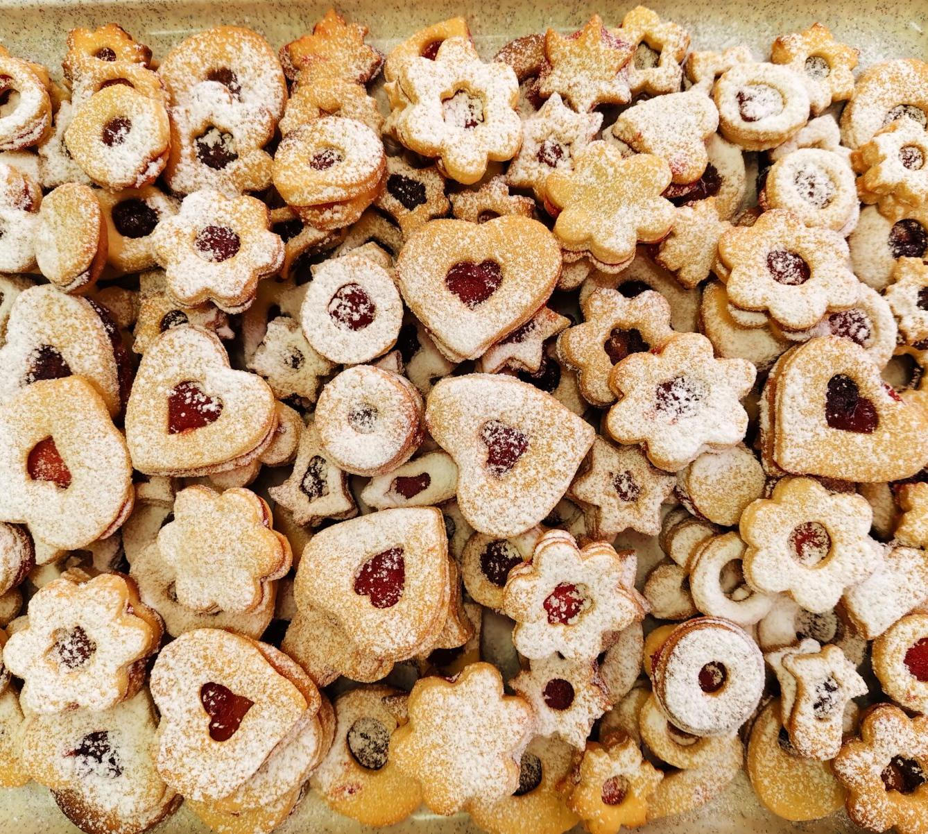 20. 11. Prvňáčci pekli linecké cukroví - 15