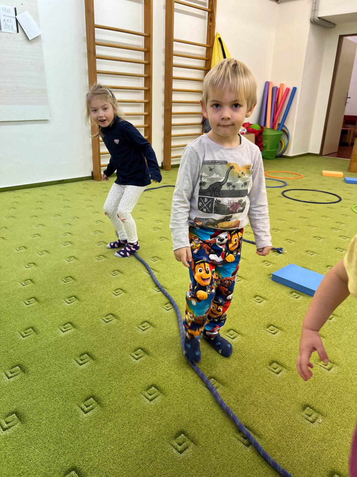 BROUČCI: CVIČÍME V TĚLOCVIČNĚ - 6