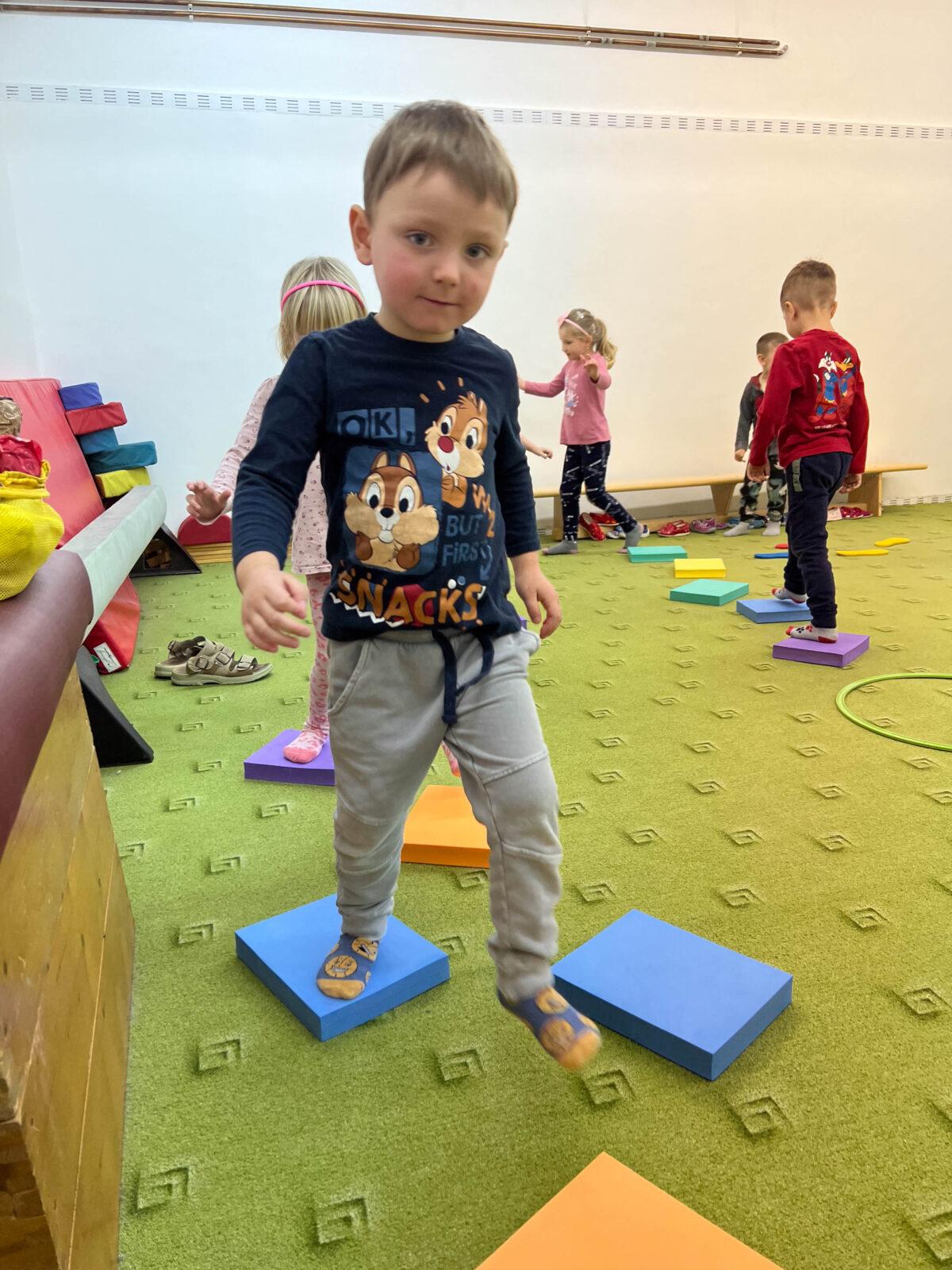 BROUČCI: CVIČÍME V TĚLOCVIČNĚ - 13