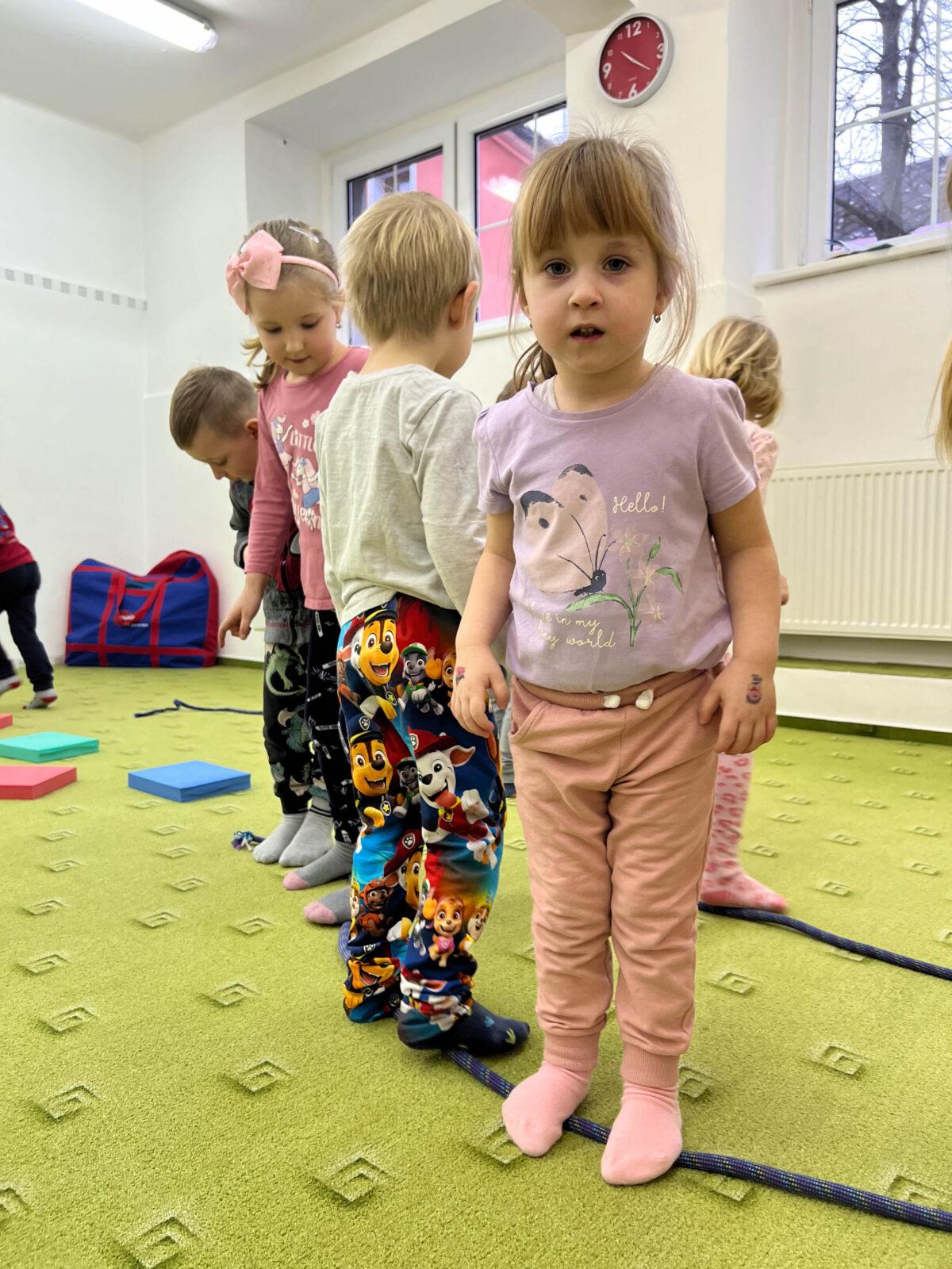 BROUČCI: CVIČÍME V TĚLOCVIČNĚ - 16