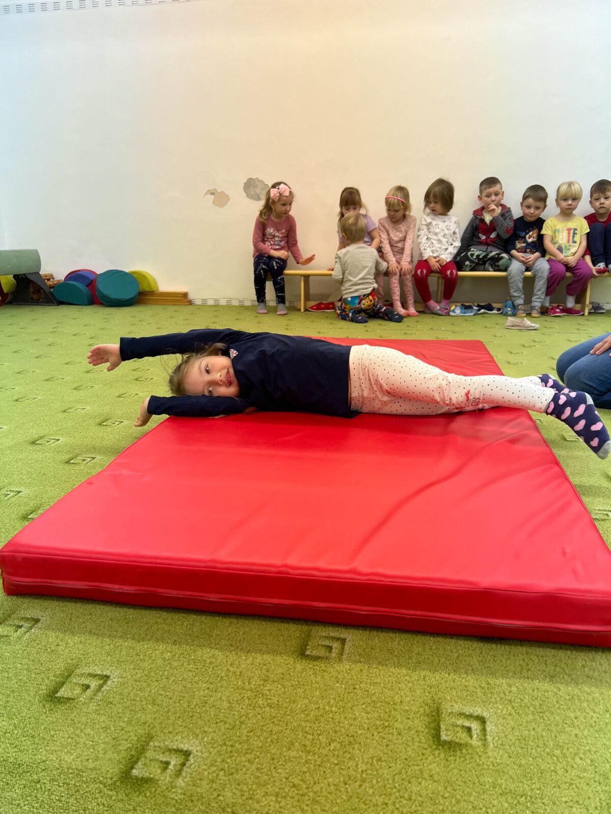 BROUČCI: CVIČÍME V TĚLOCVIČNĚ - 20