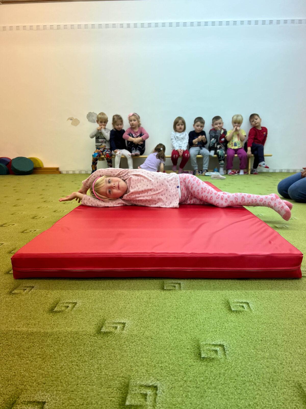 BROUČCI: CVIČÍME V TĚLOCVIČNĚ - 25