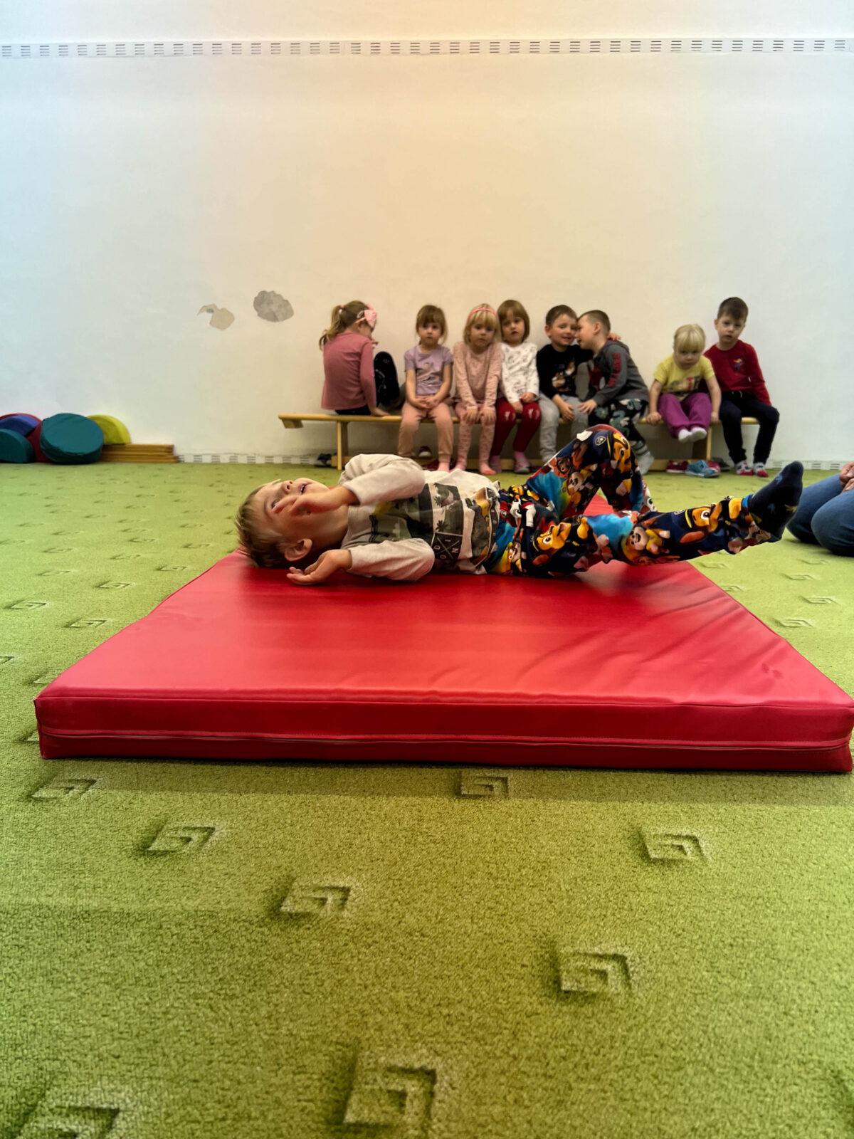 BROUČCI: CVIČÍME V TĚLOCVIČNĚ - 27