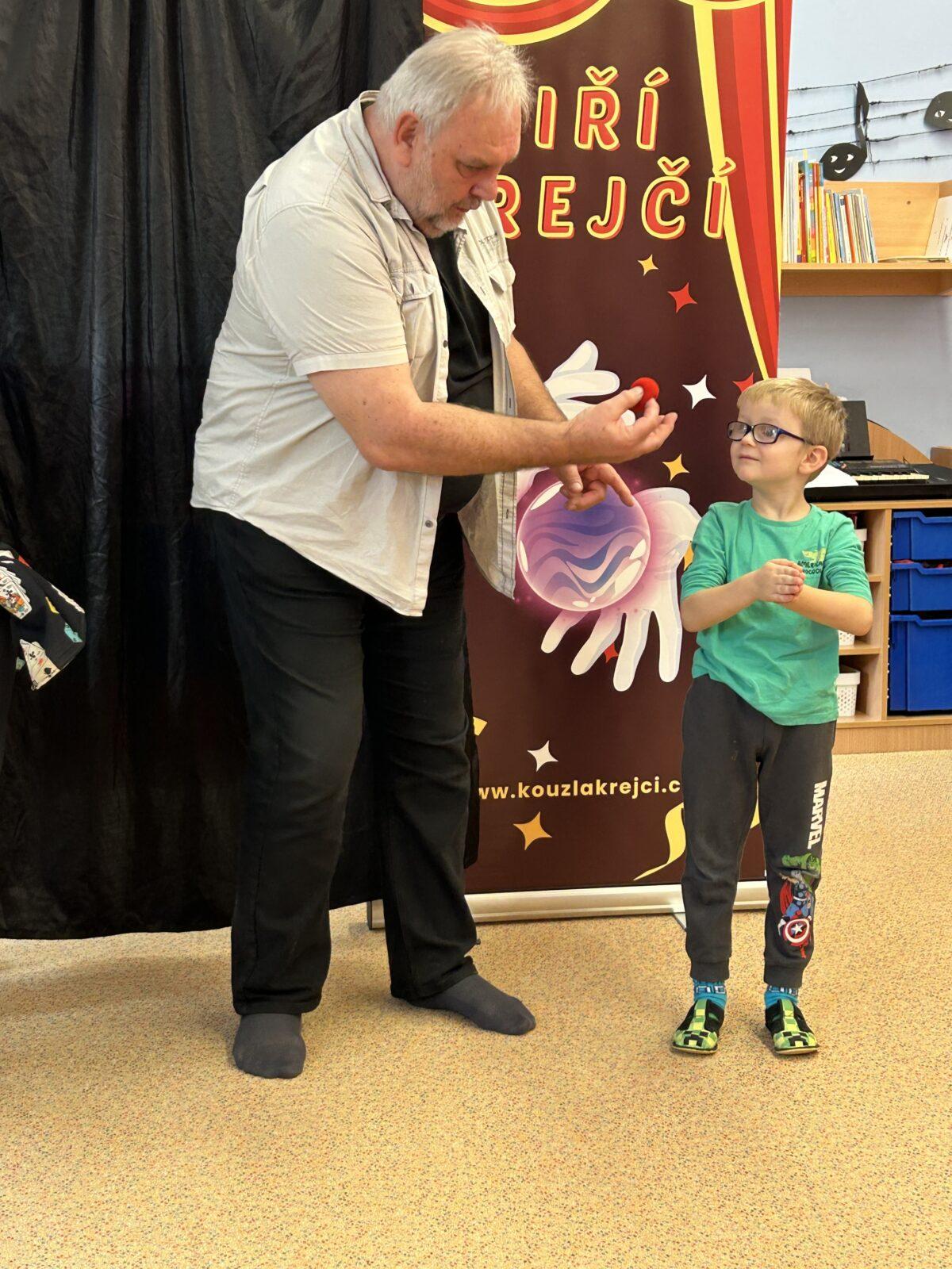 PŘIJEL K NÁM KOUZELNÍK - 16