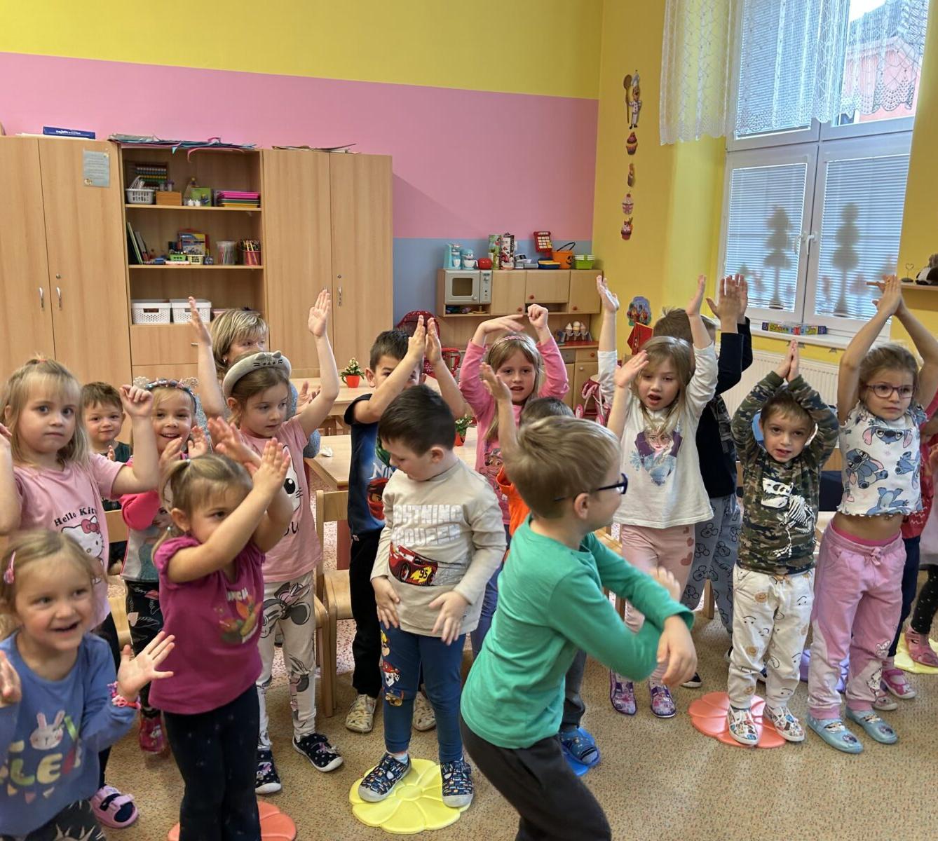 PŘIJEL K NÁM KOUZELNÍK - 24