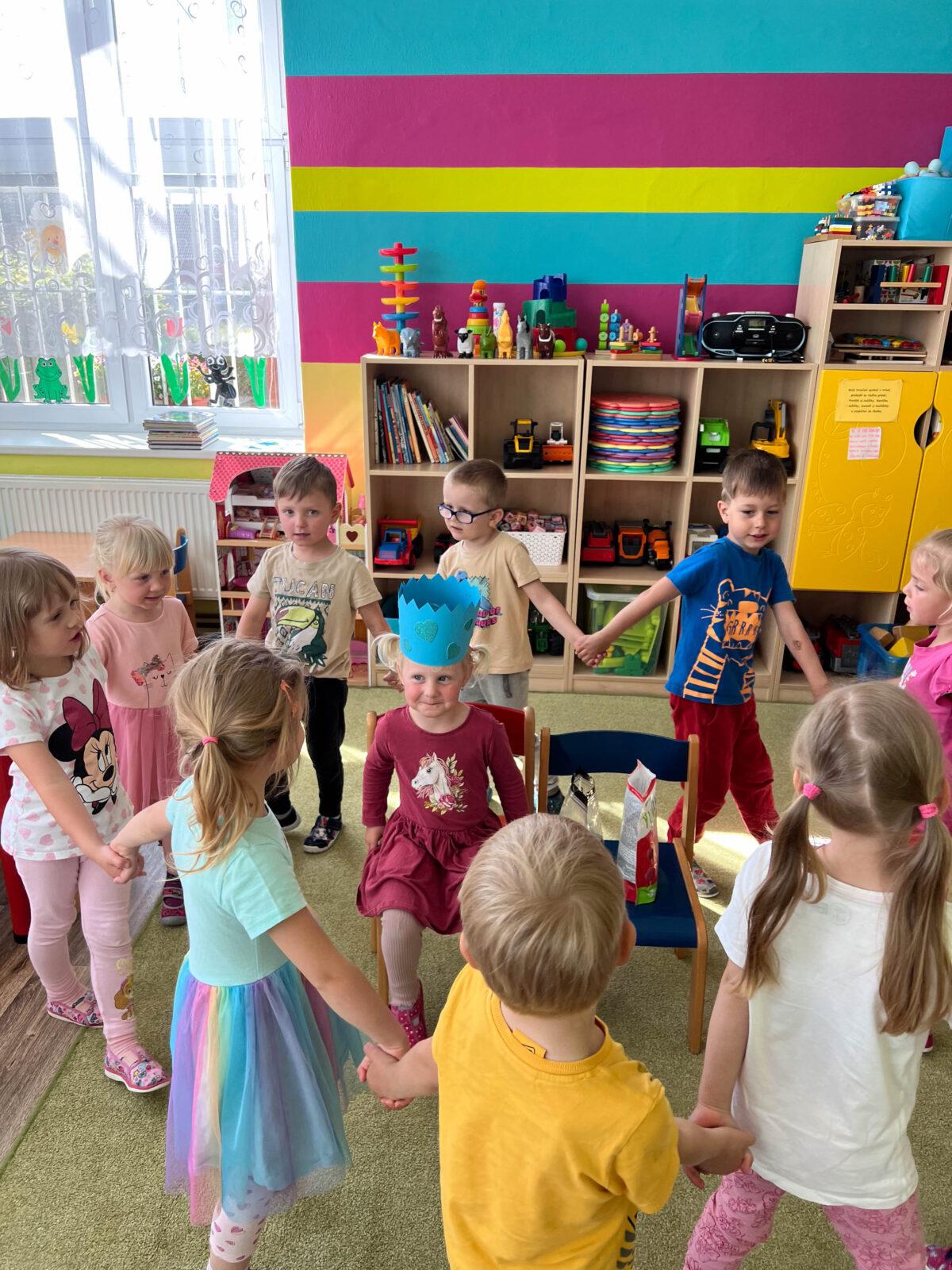 SLAVÍME: ESTERKA MĚLA NAROZENINY - 1