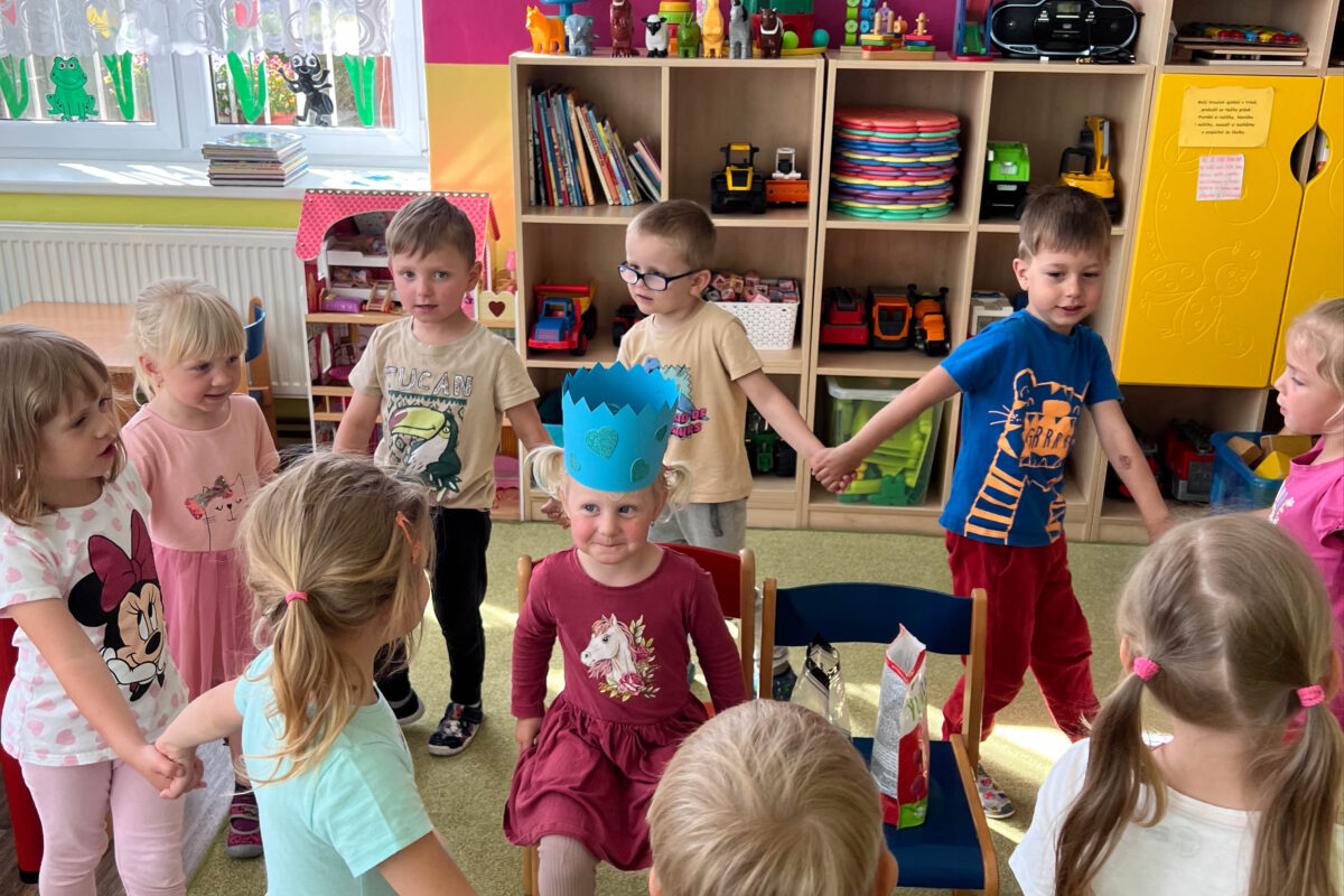 SLAVÍME: ESTERKA MĚLA NAROZENINY