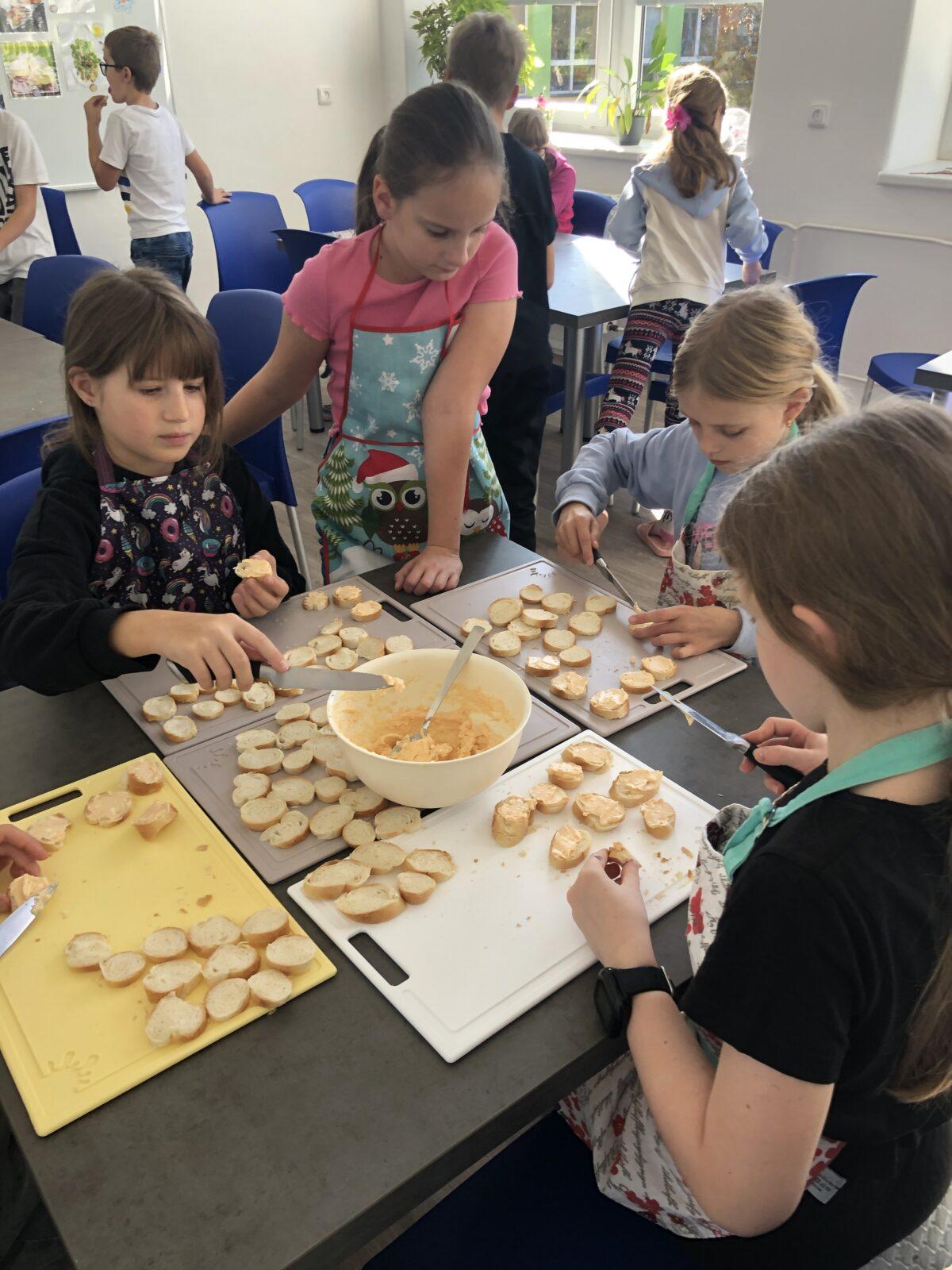 4.A v nové kuchyňce - 4