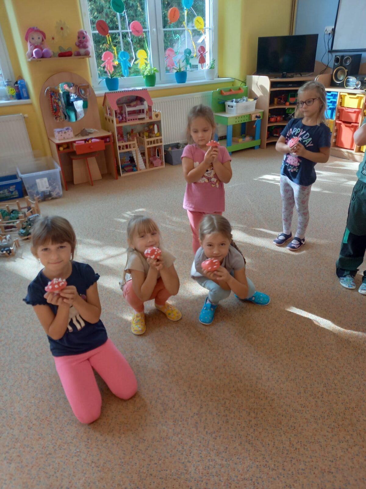 Sovičky: Tvořeníčko, tvoření "krásné muchomůrky" - 7