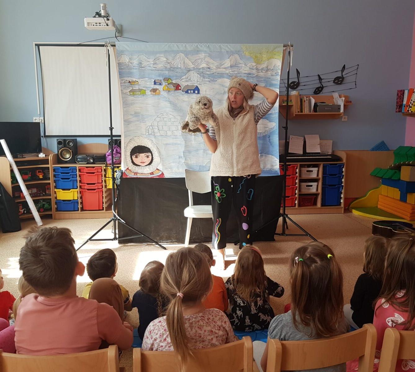 divadlo u dvou sluncí: ,,ESKYMÁCKÁ POHÁDKA" - 13