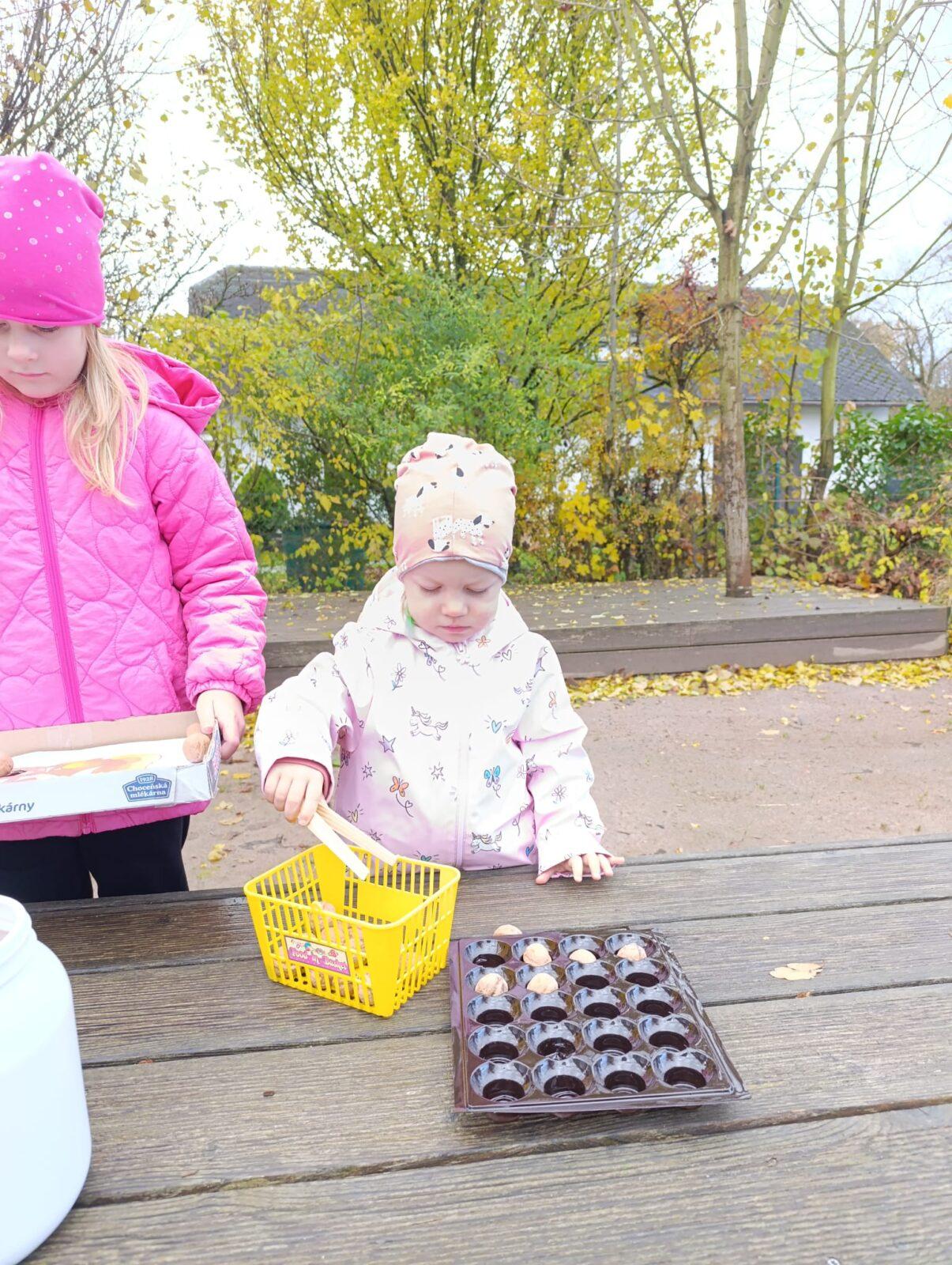podzimní hry na zahradě - 37