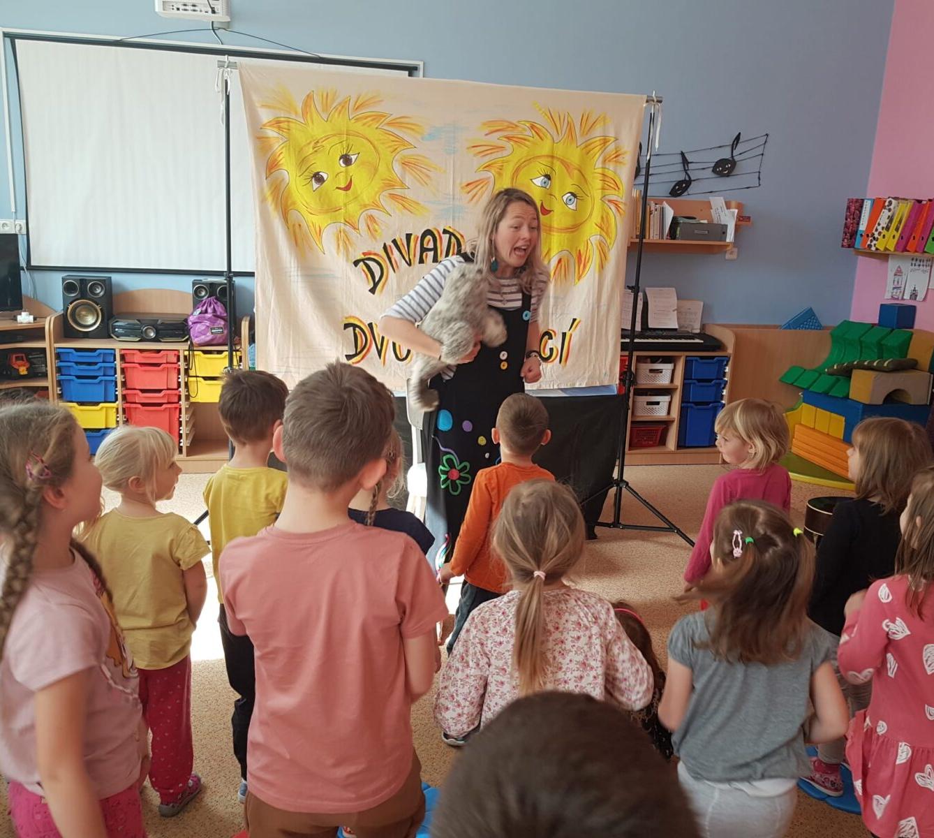 divadlo u dvou sluncí: ,,ESKYMÁCKÁ POHÁDKA" - 15