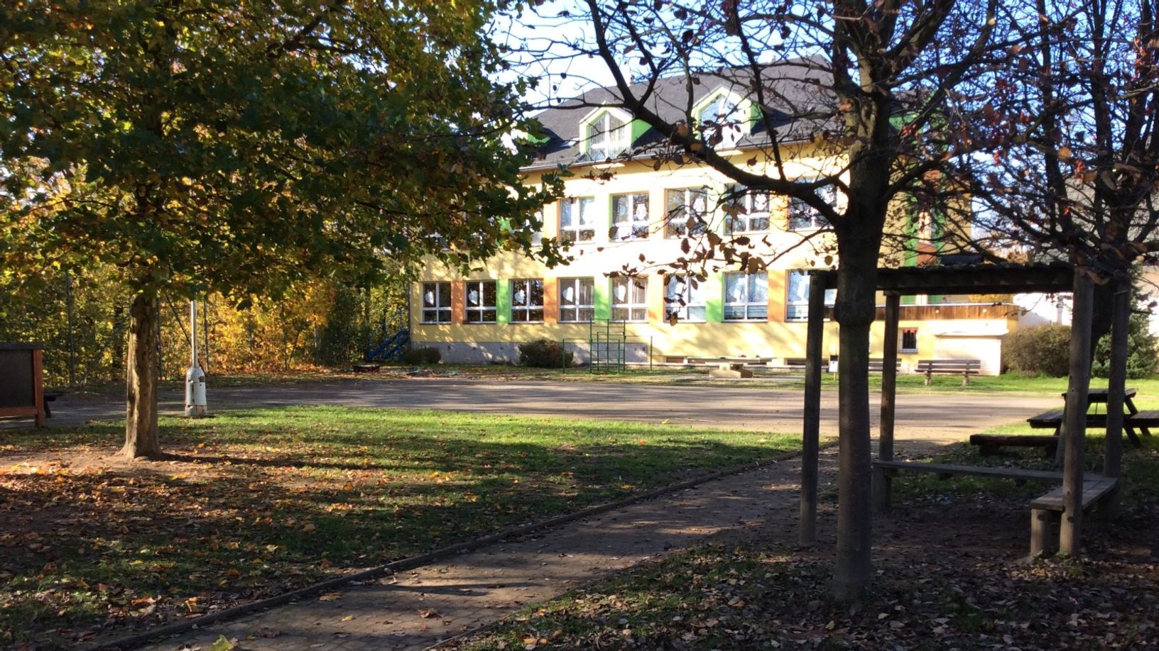 Budova základní školy a mateřské školy Libchavy