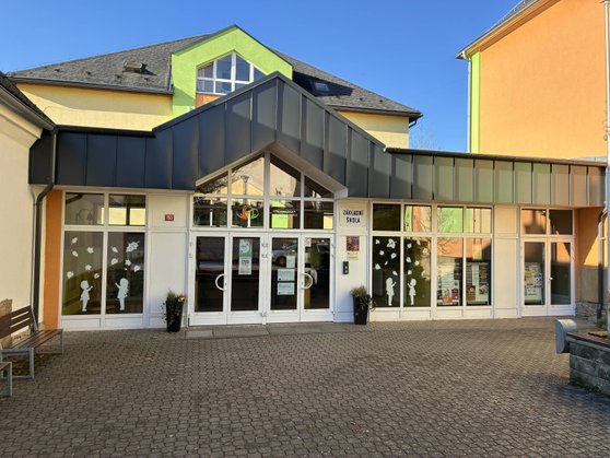 Vstup do ZŠ Libchavy