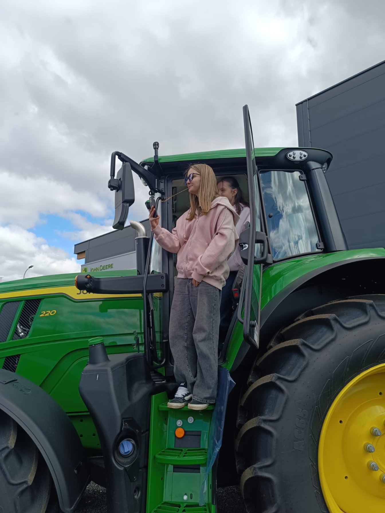 Osmáci ve firmě John Deere