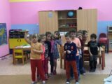 RYBOLOV DÍROU V LEDU